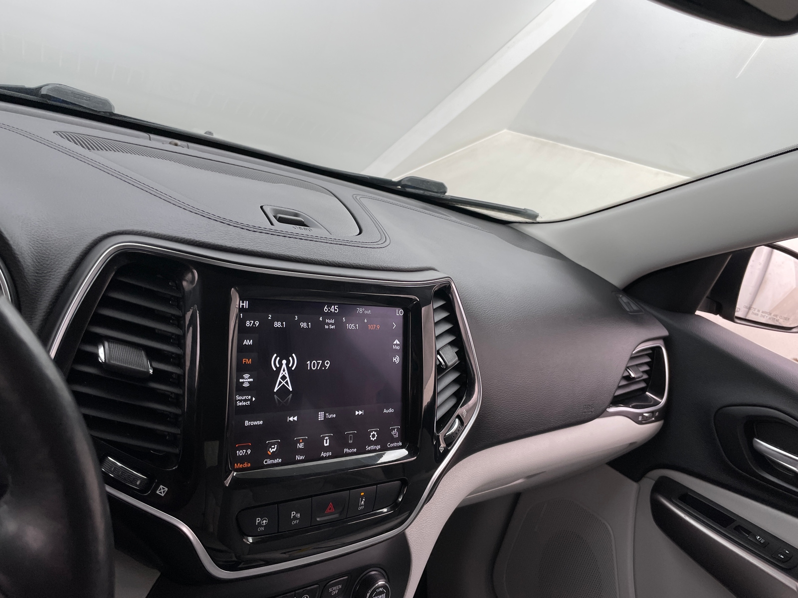 Thumbnail: 2019 Jeep Cherokee - 3