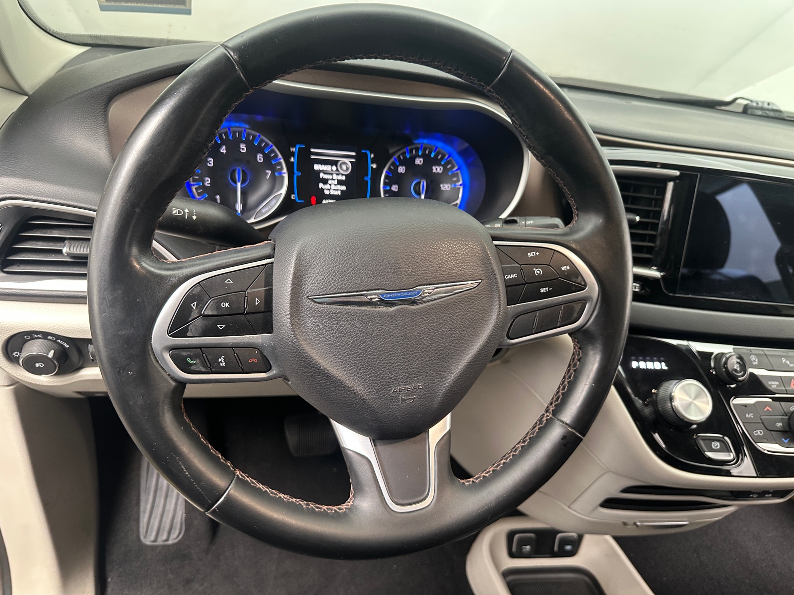 Thumbnail: 2017 Chrysler Pacifica - 4