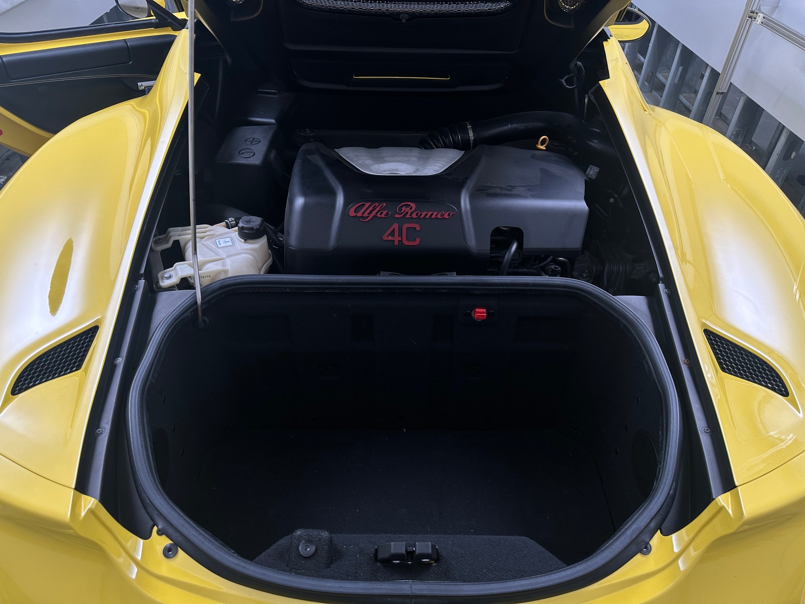 Thumbnail: 2016 Alfa Romeo 4C - 5