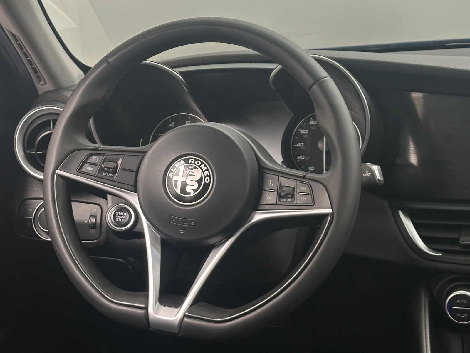 Thumbnail: 2017 Alfa Romeo Giulia - 4