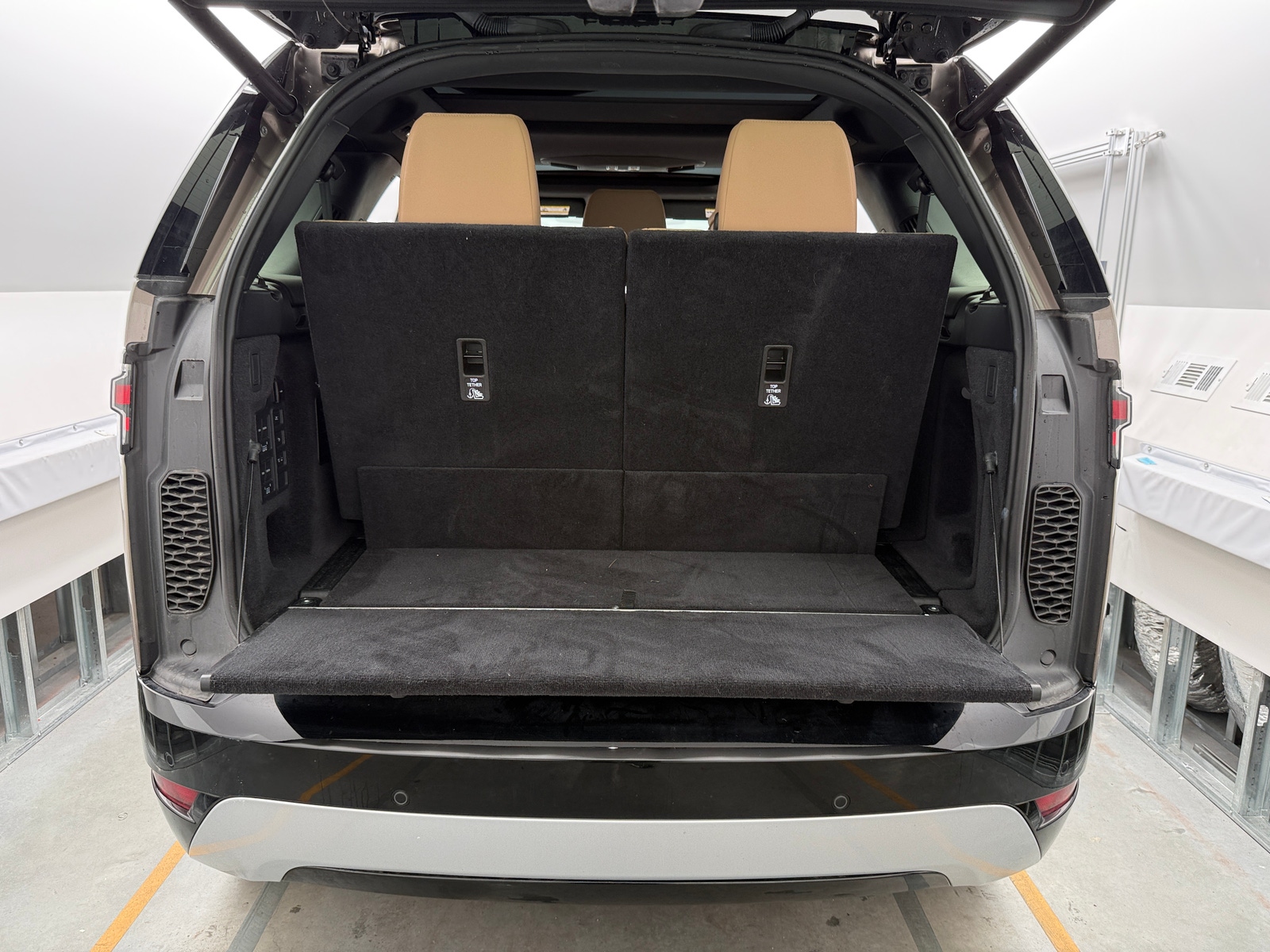 Thumbnail: 2024 Land Rover Discovery - 6