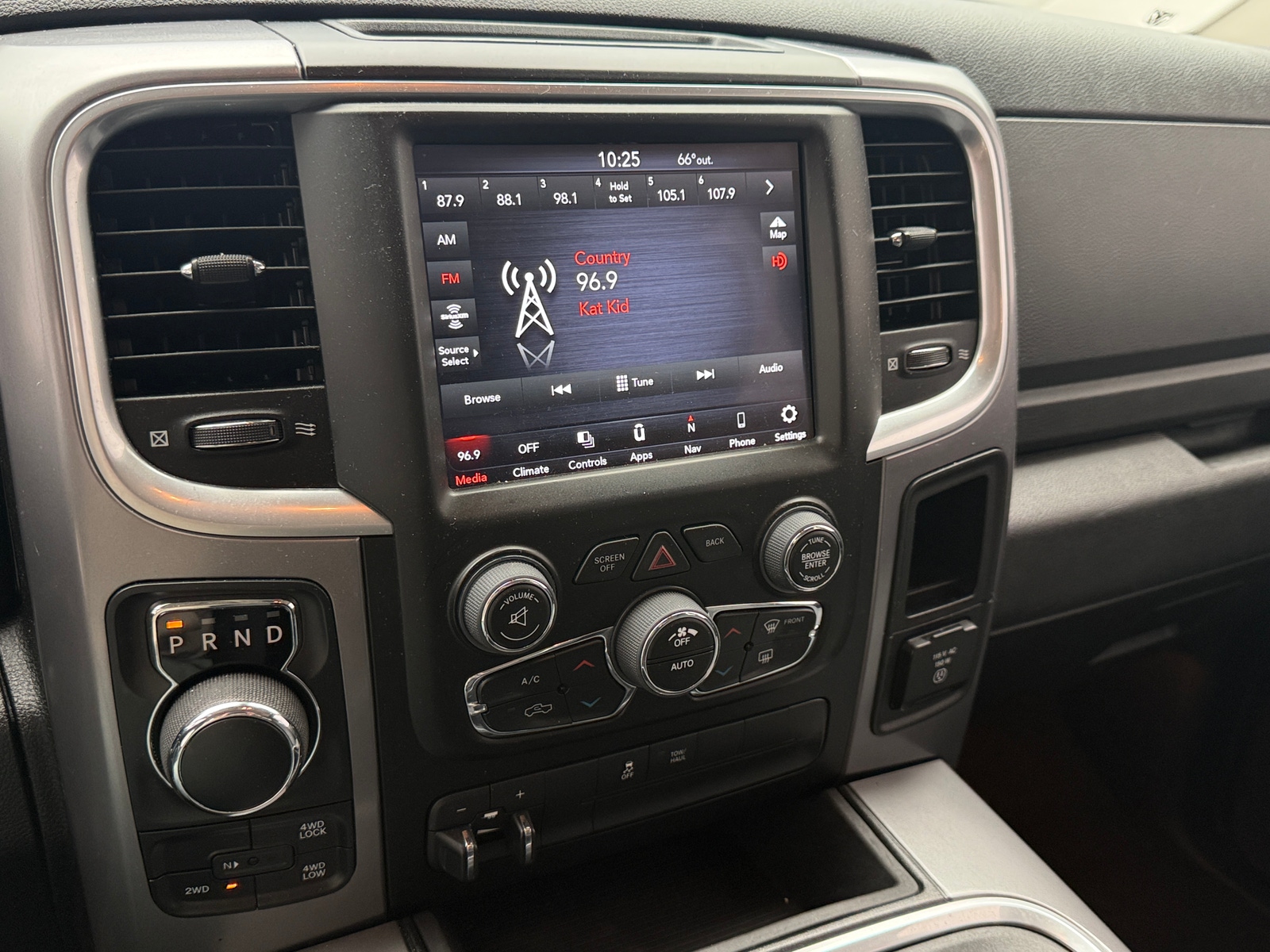 Thumbnail: 2023 RAM 1500 Classic - 4