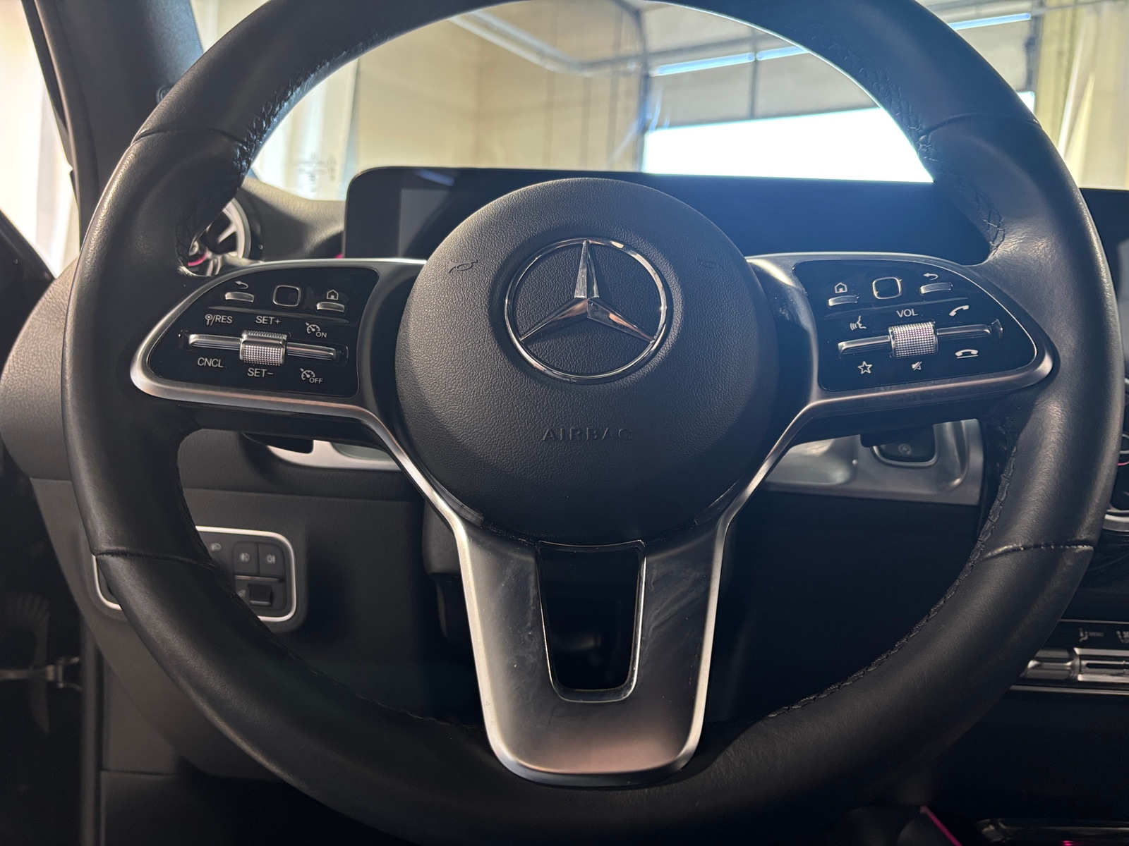 Thumbnail: 2022 Mercedes-Benz GLB - 4