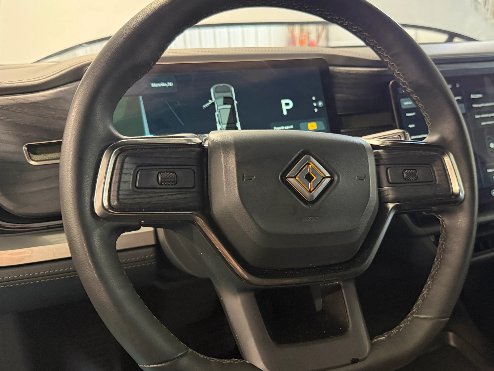Thumbnail: 2025 Rivian R1S - 4