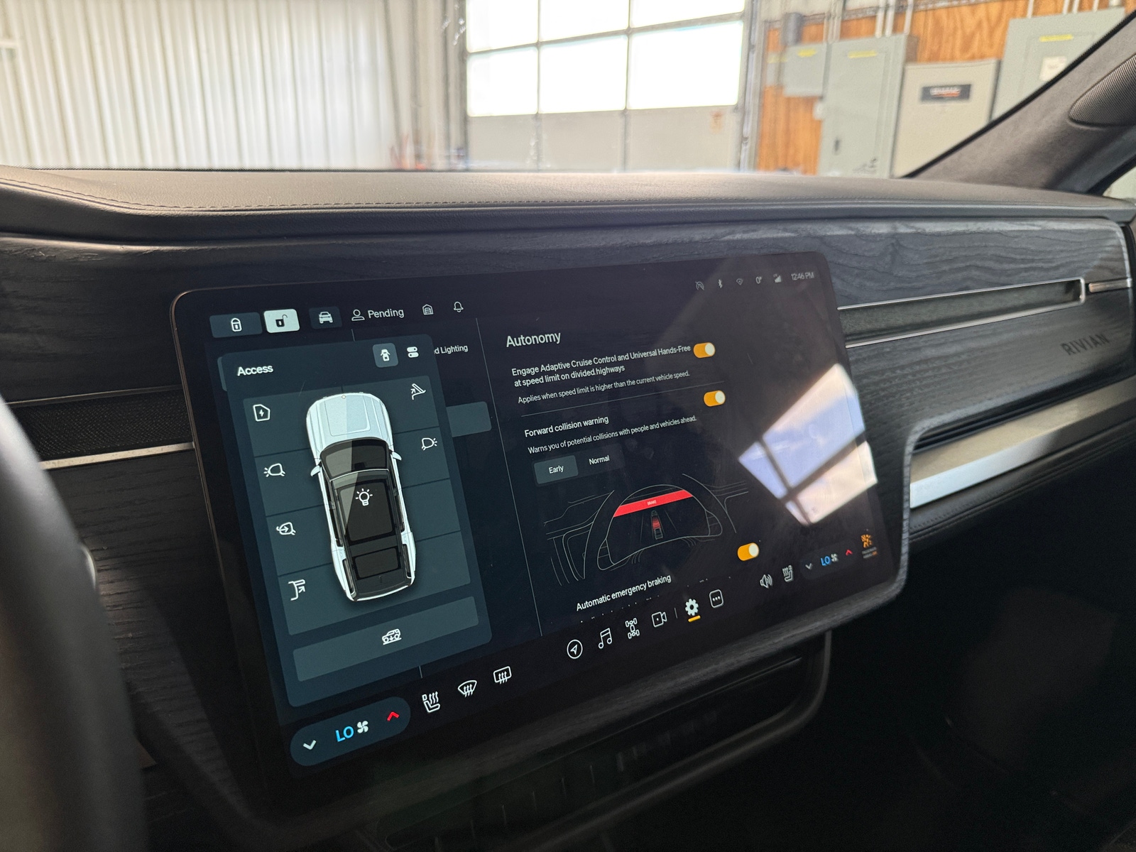 Thumbnail: 2025 Rivian R1S - 3
