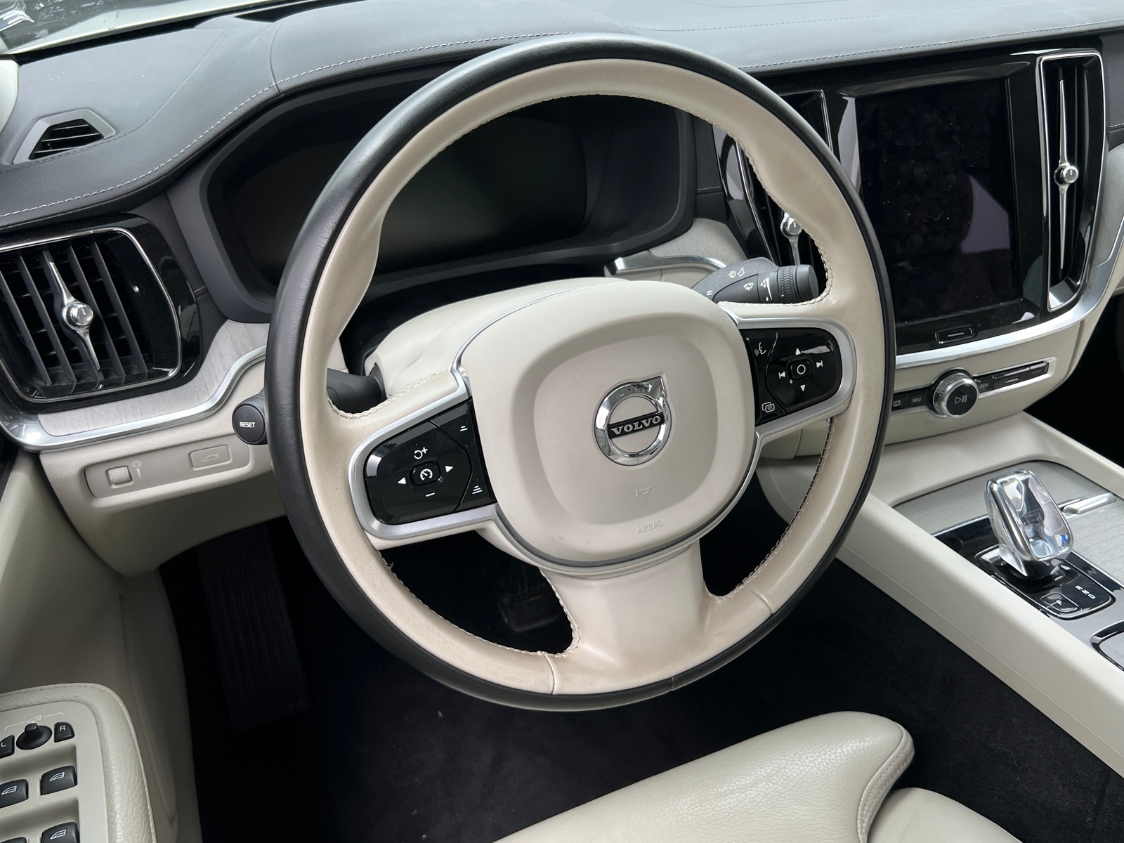 Thumbnail: 2022 Volvo S60 - 5