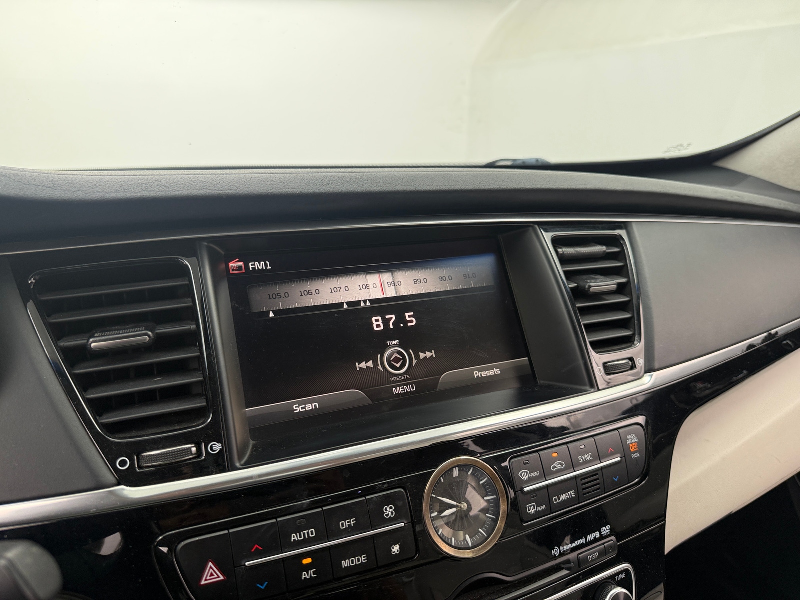 Thumbnail: 2015 Kia K900 - 3