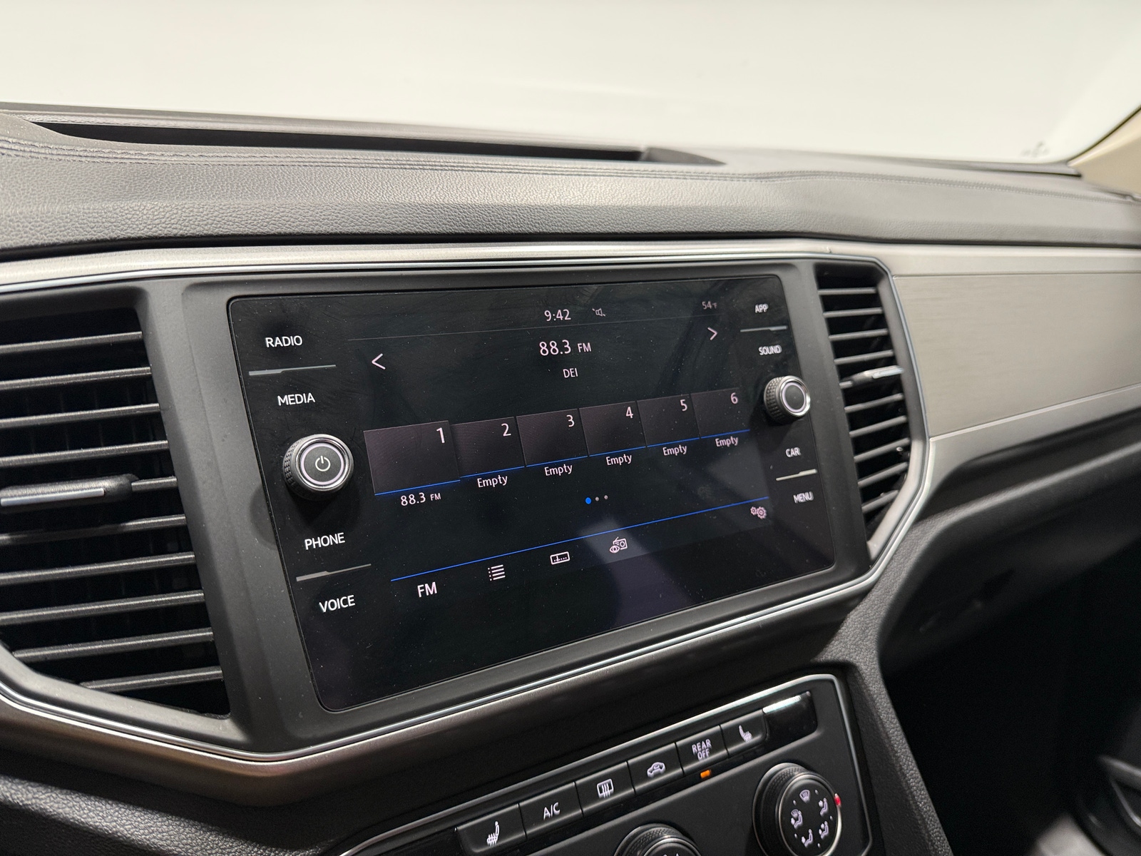Thumbnail: 2018 Volkswagen Atlas - 3