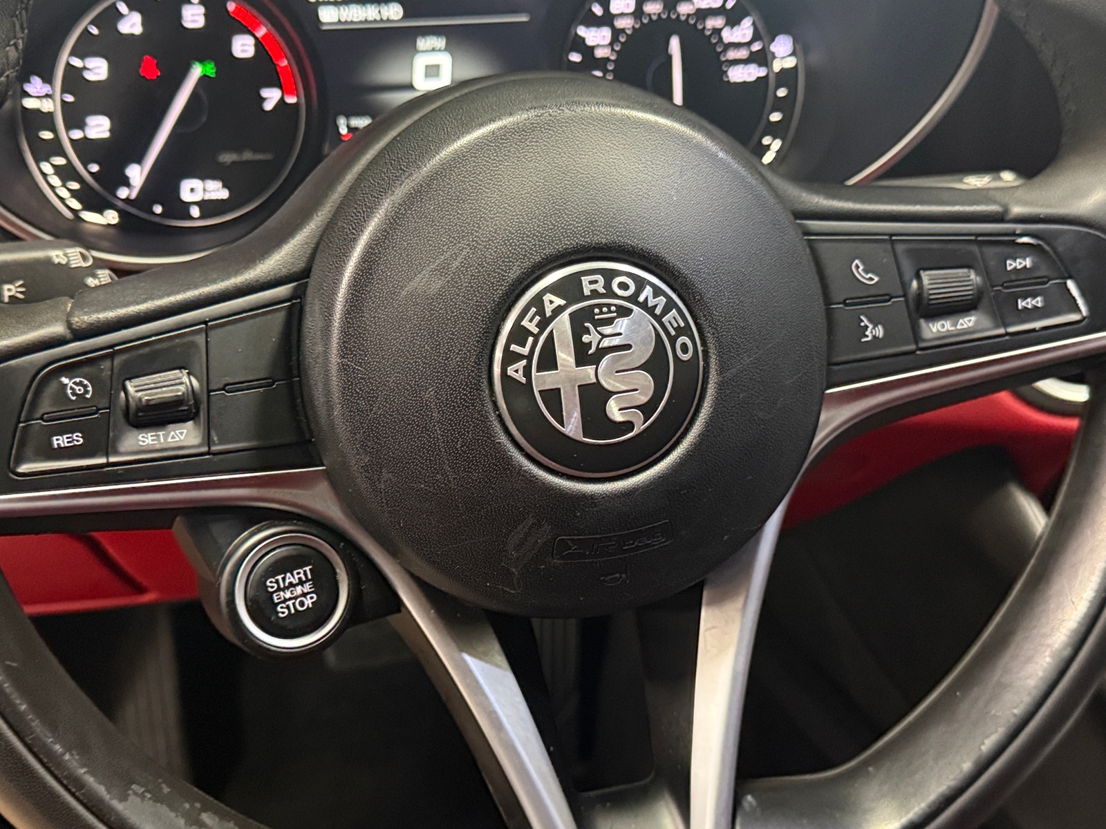 Thumbnail: 2019 Alfa Romeo Giulia - 4