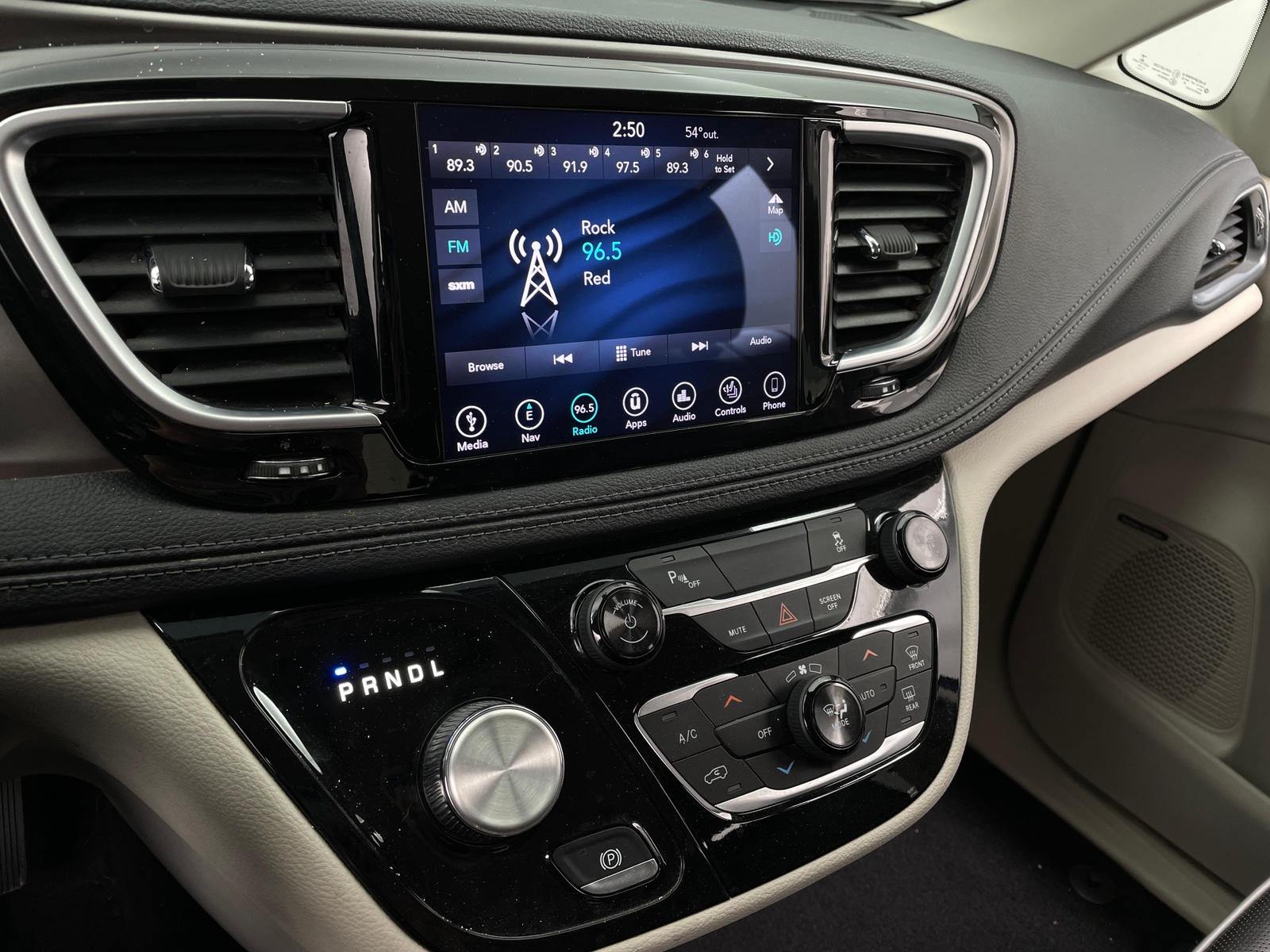 Thumbnail: 2018 Chrysler Pacifica - 3