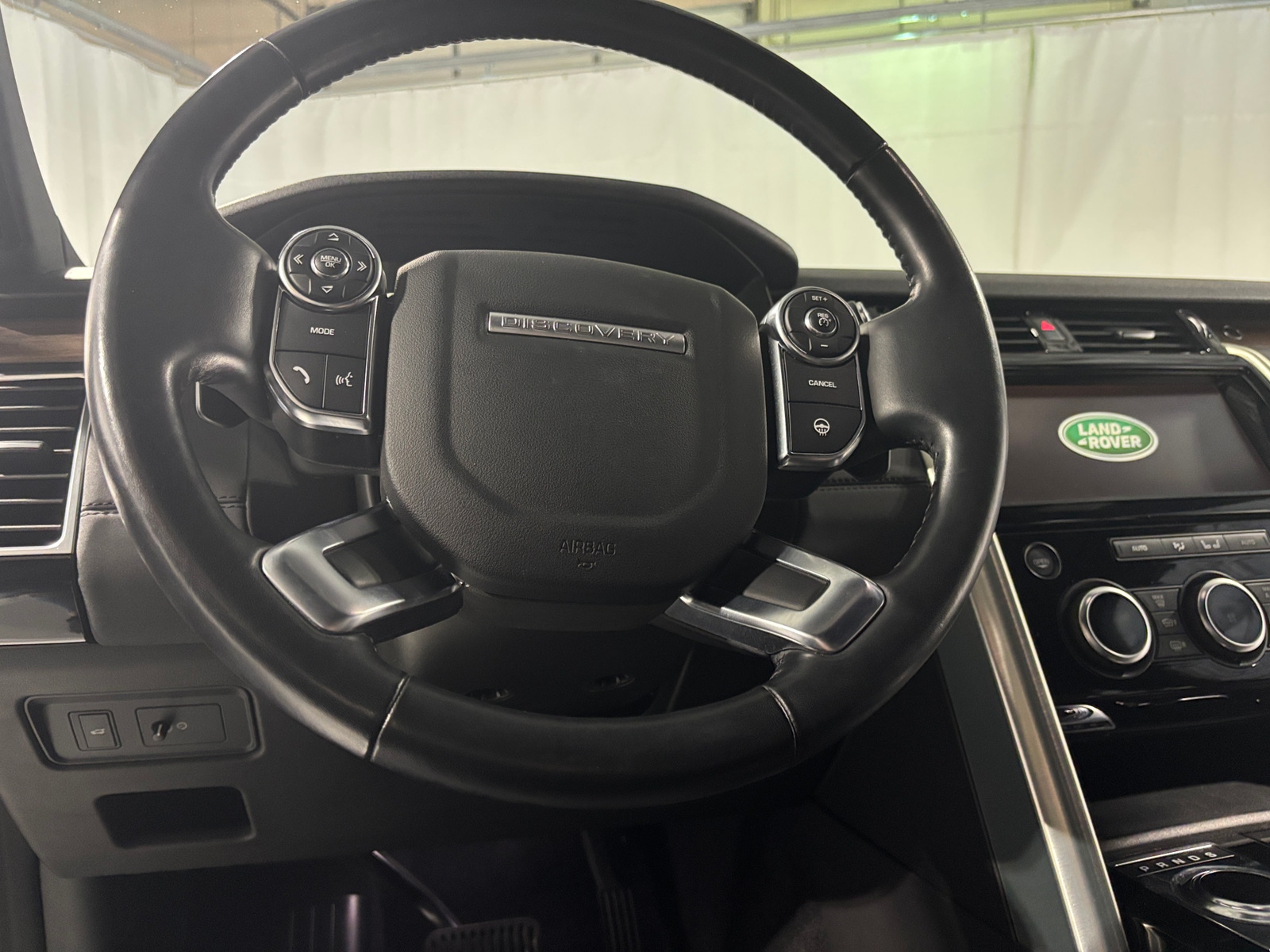 Thumbnail: 2018 Land Rover Discovery - 4