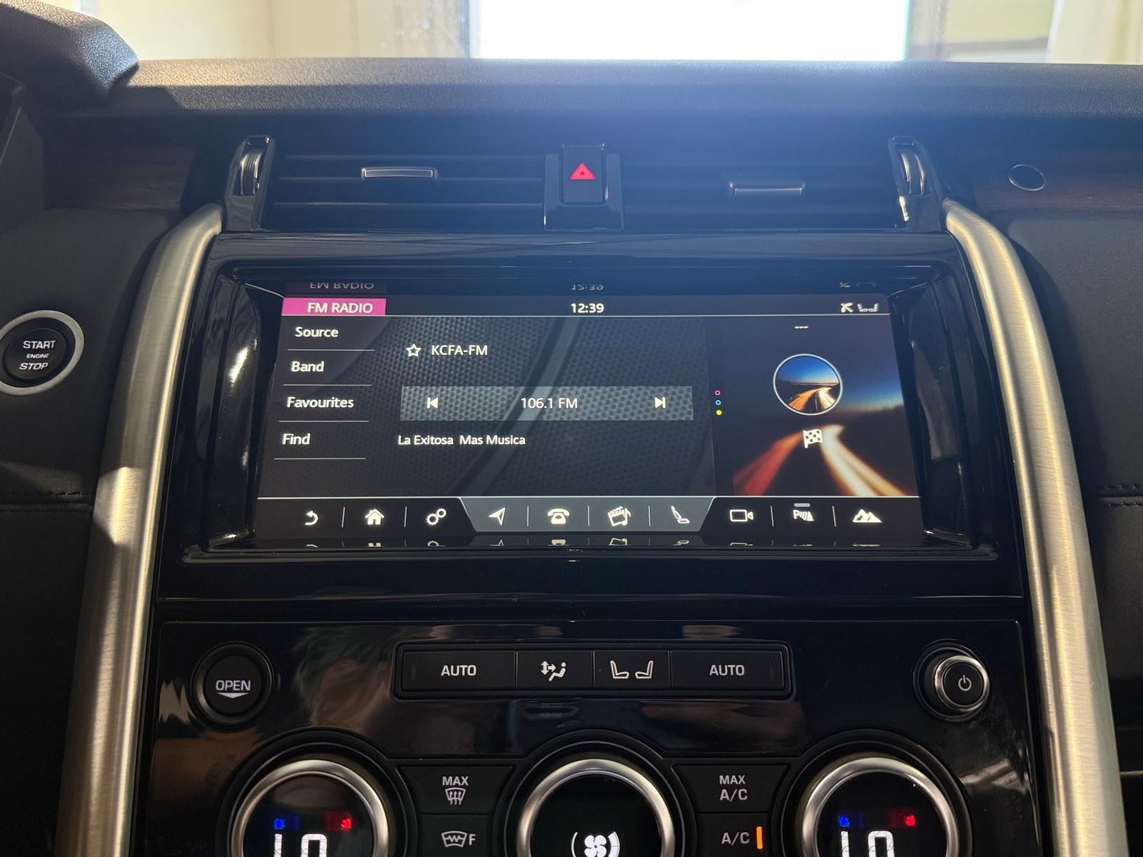 Thumbnail: 2018 Land Rover Discovery - 3