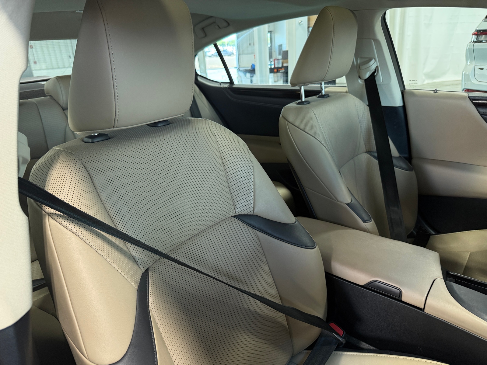 Thumbnail: 2019 Lexus ES - 2