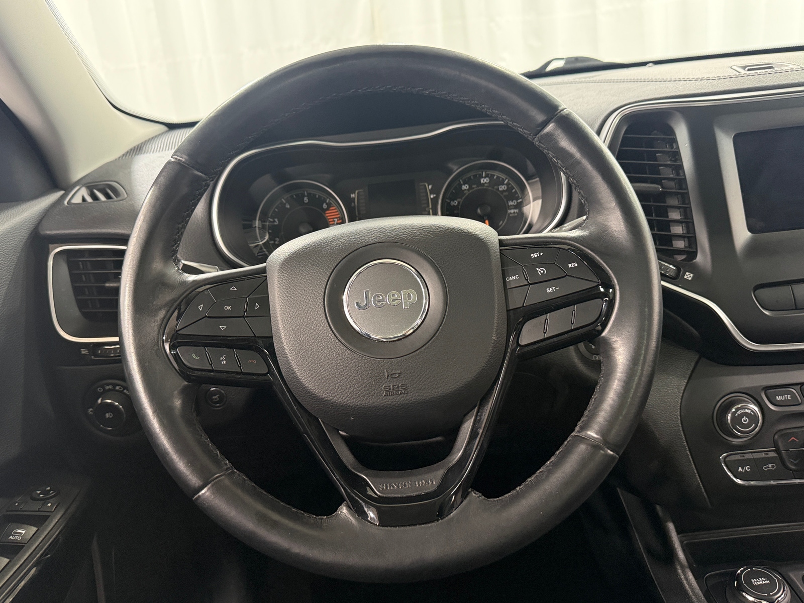 Thumbnail: 2019 Jeep Cherokee - 5