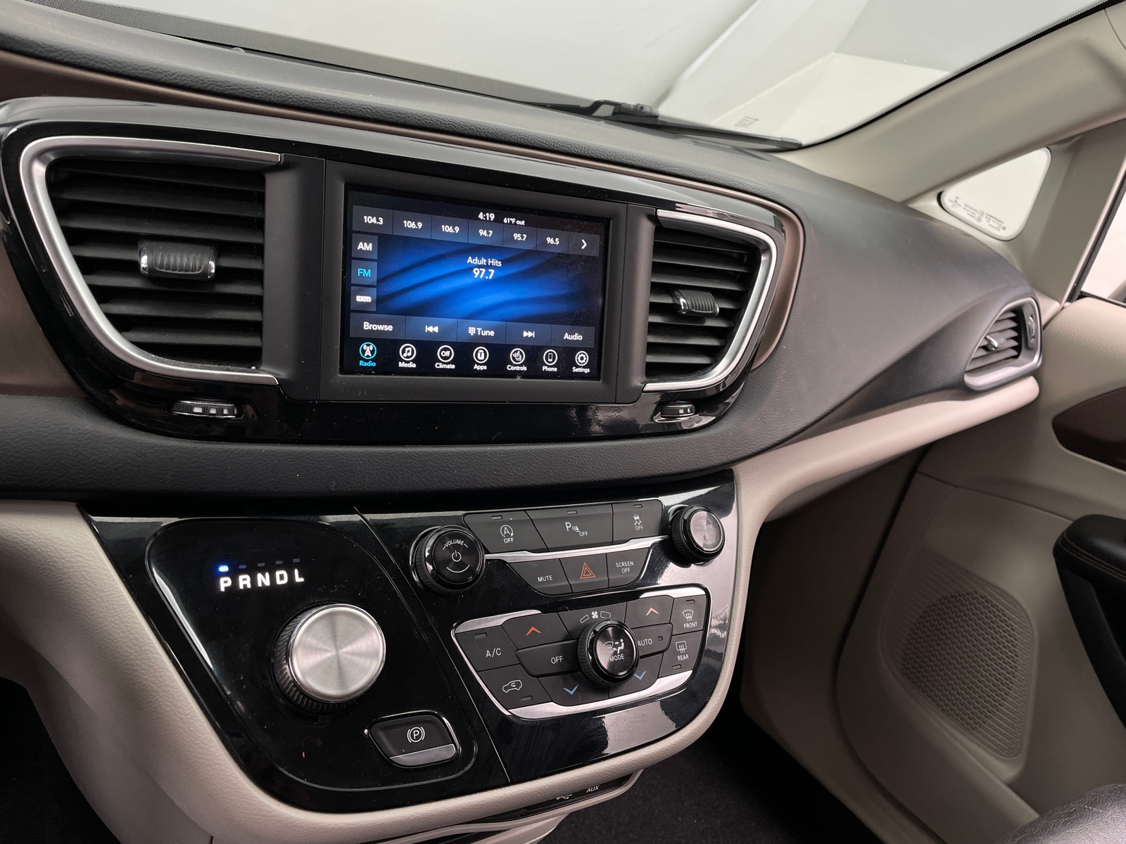 Thumbnail: 2018 Chrysler Pacifica - 3