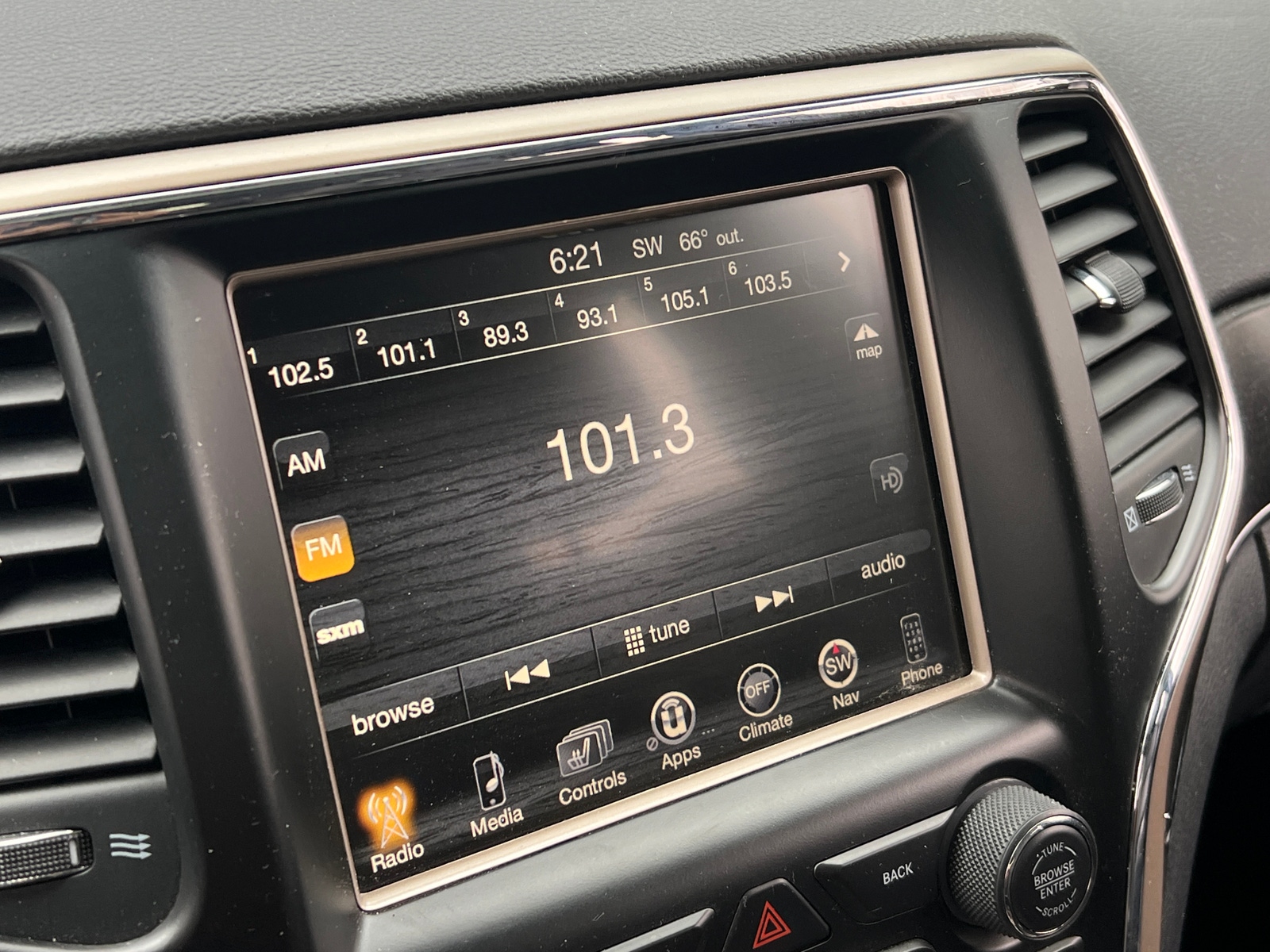 Thumbnail: 2017 Jeep Grand Cherokee - 3