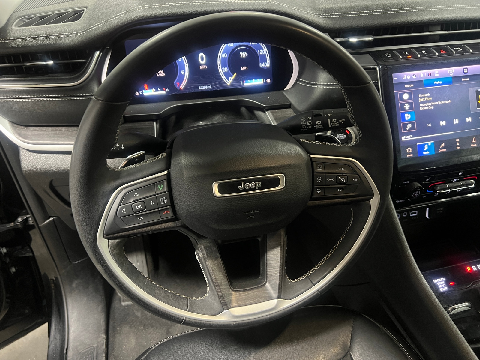 Thumbnail: 2023 Jeep Grand Cherokee L - 4