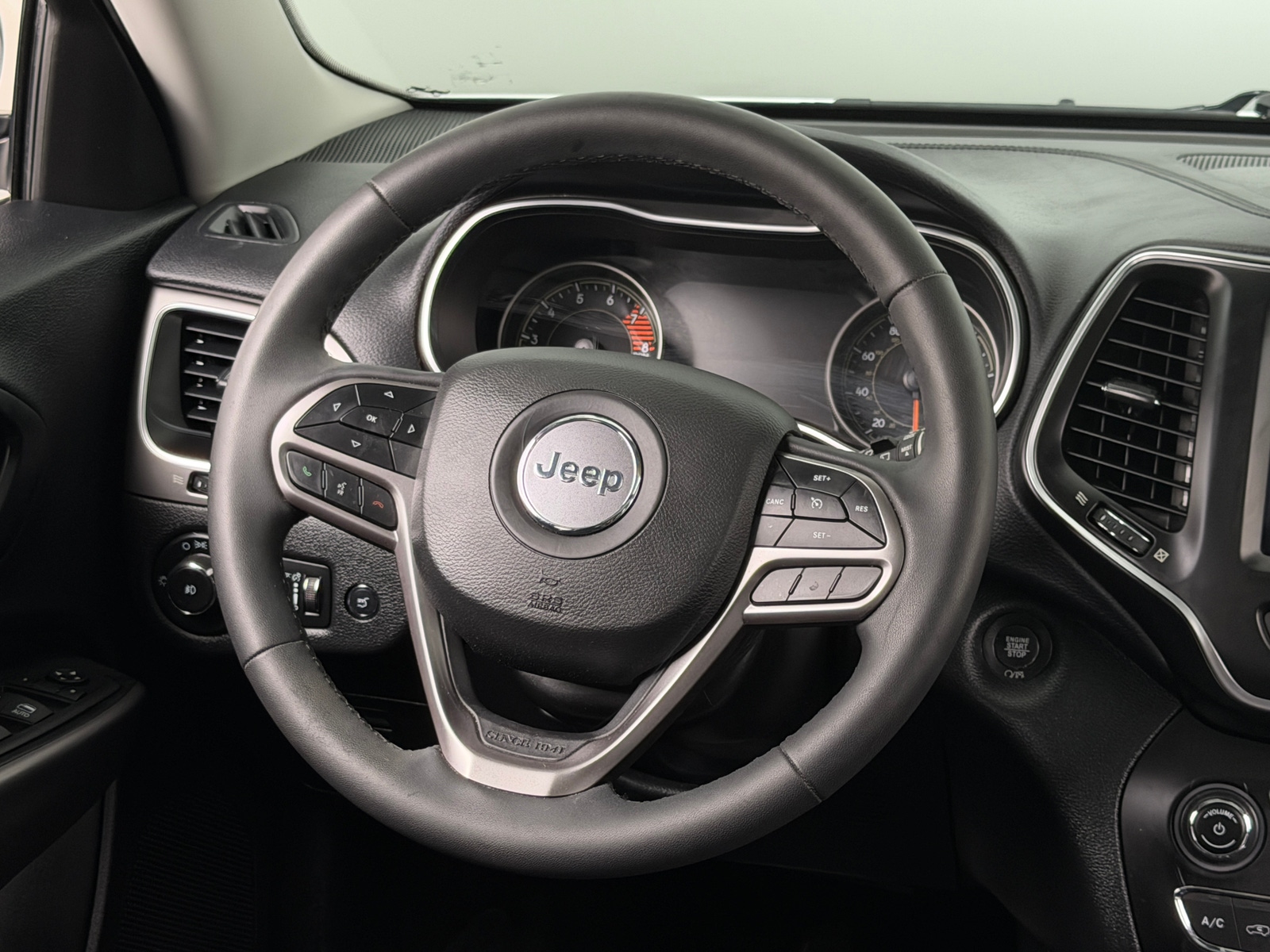 Thumbnail: 2022 Jeep Cherokee - 4