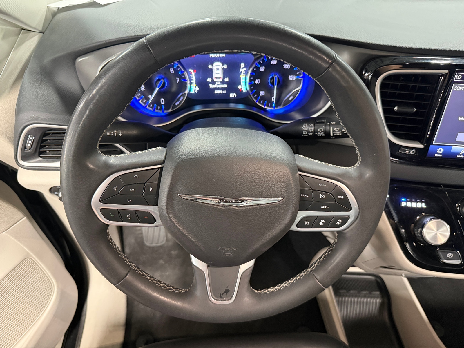 Thumbnail: 2023 Chrysler Pacifica - 4