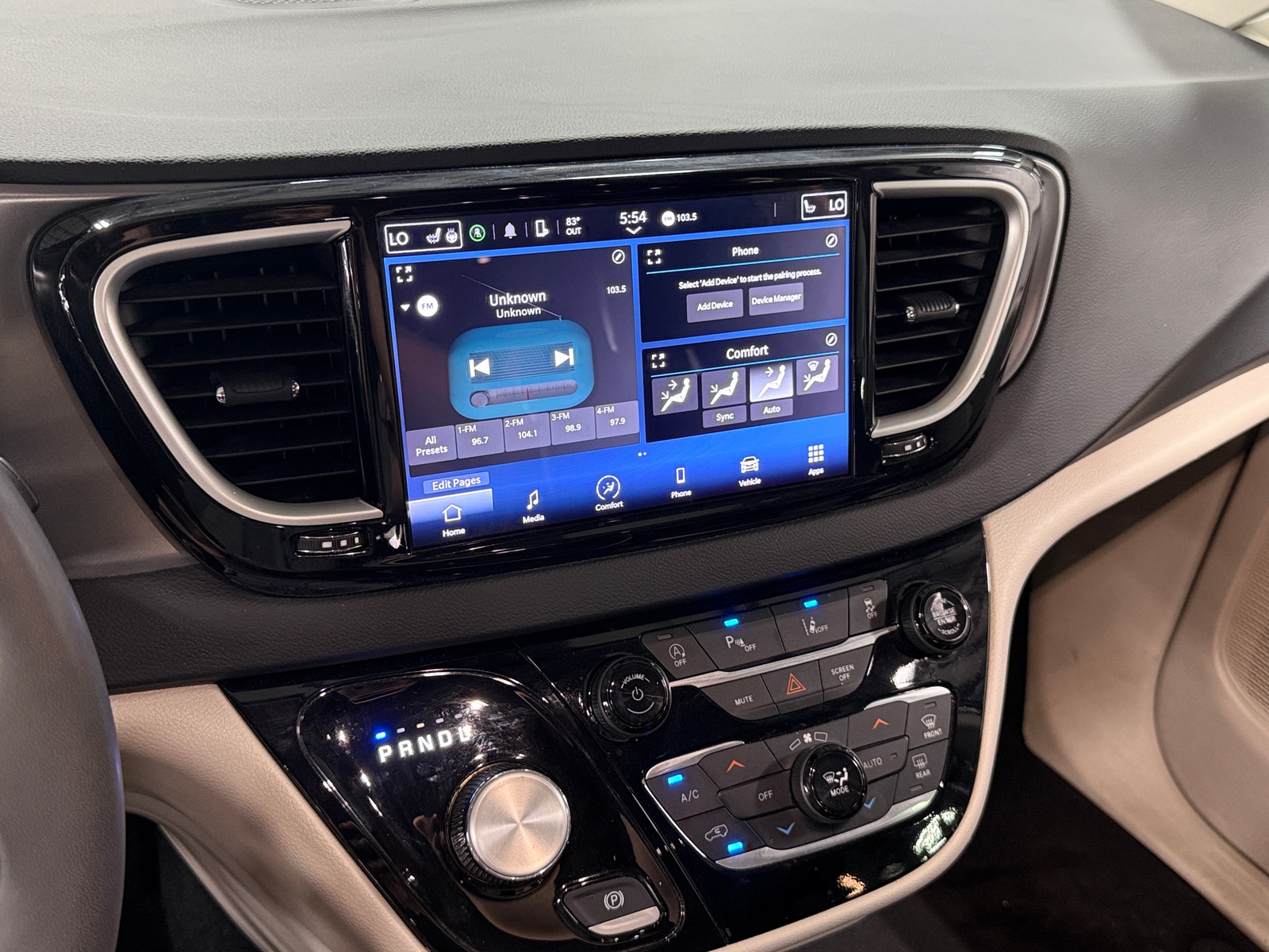 Thumbnail: 2023 Chrysler Pacifica - 3