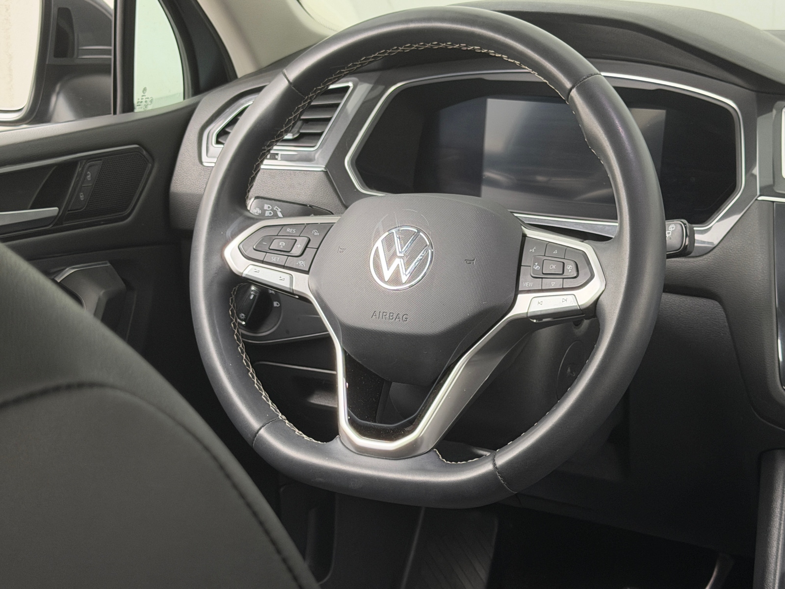 Thumbnail: 2023 Volkswagen Tiguan - 4
