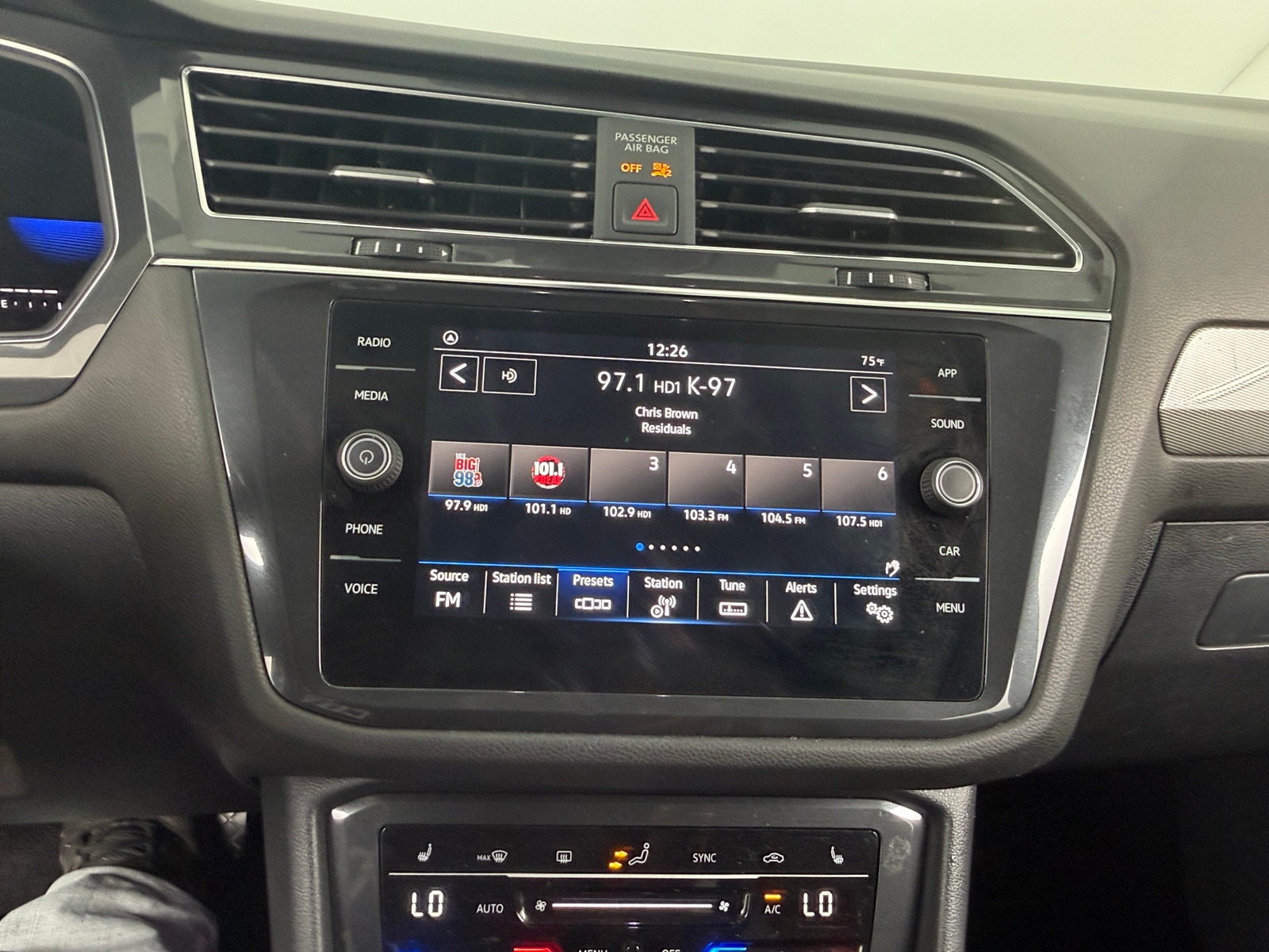 Thumbnail: 2023 Volkswagen Tiguan - 3
