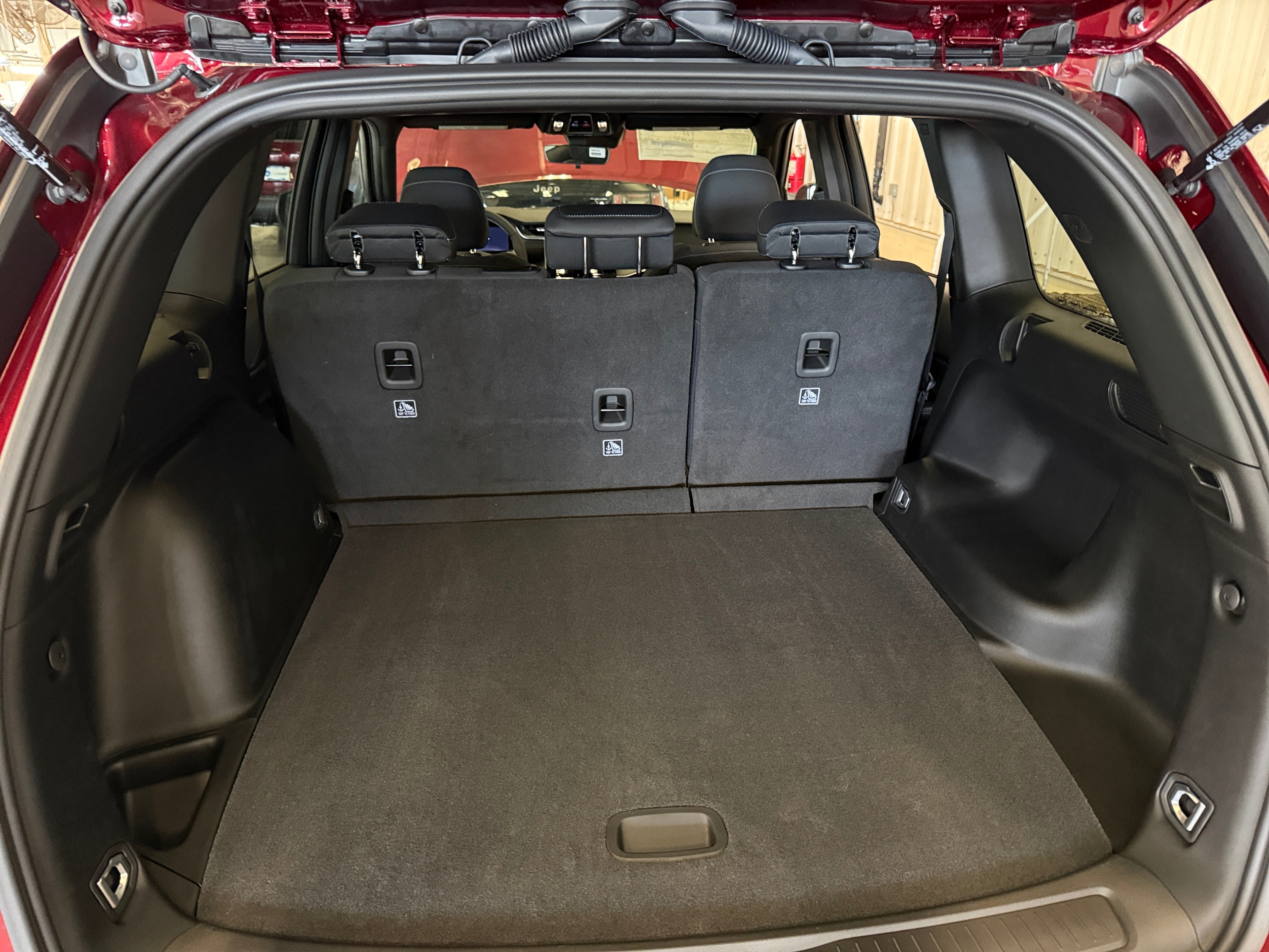 2026 Jeep Grand Cherokee Laredo's photo