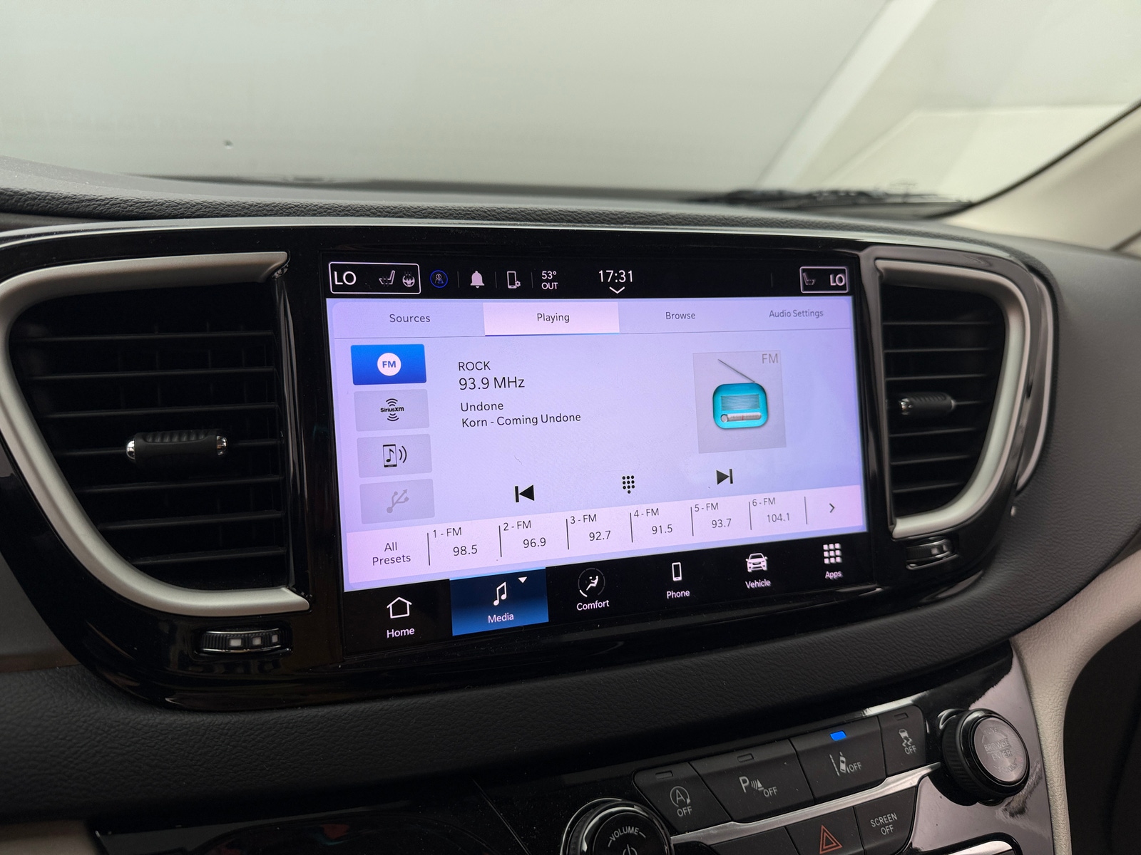 Thumbnail: 2023 Chrysler Pacifica - 3
