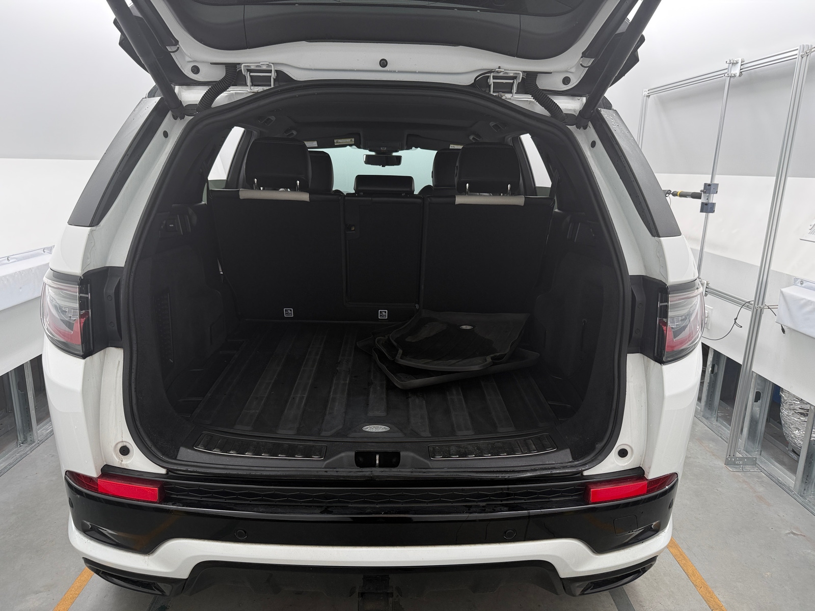 Thumbnail: 2020 Land Rover Discovery Sport - 6