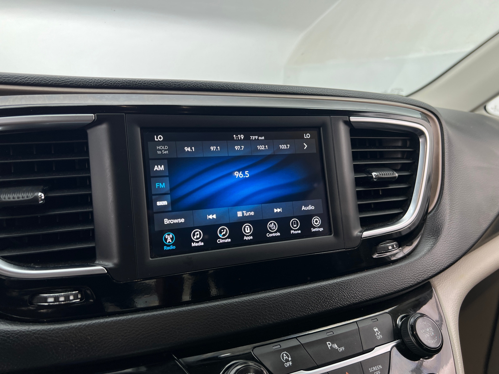 Thumbnail: 2018 Chrysler Pacifica - 3