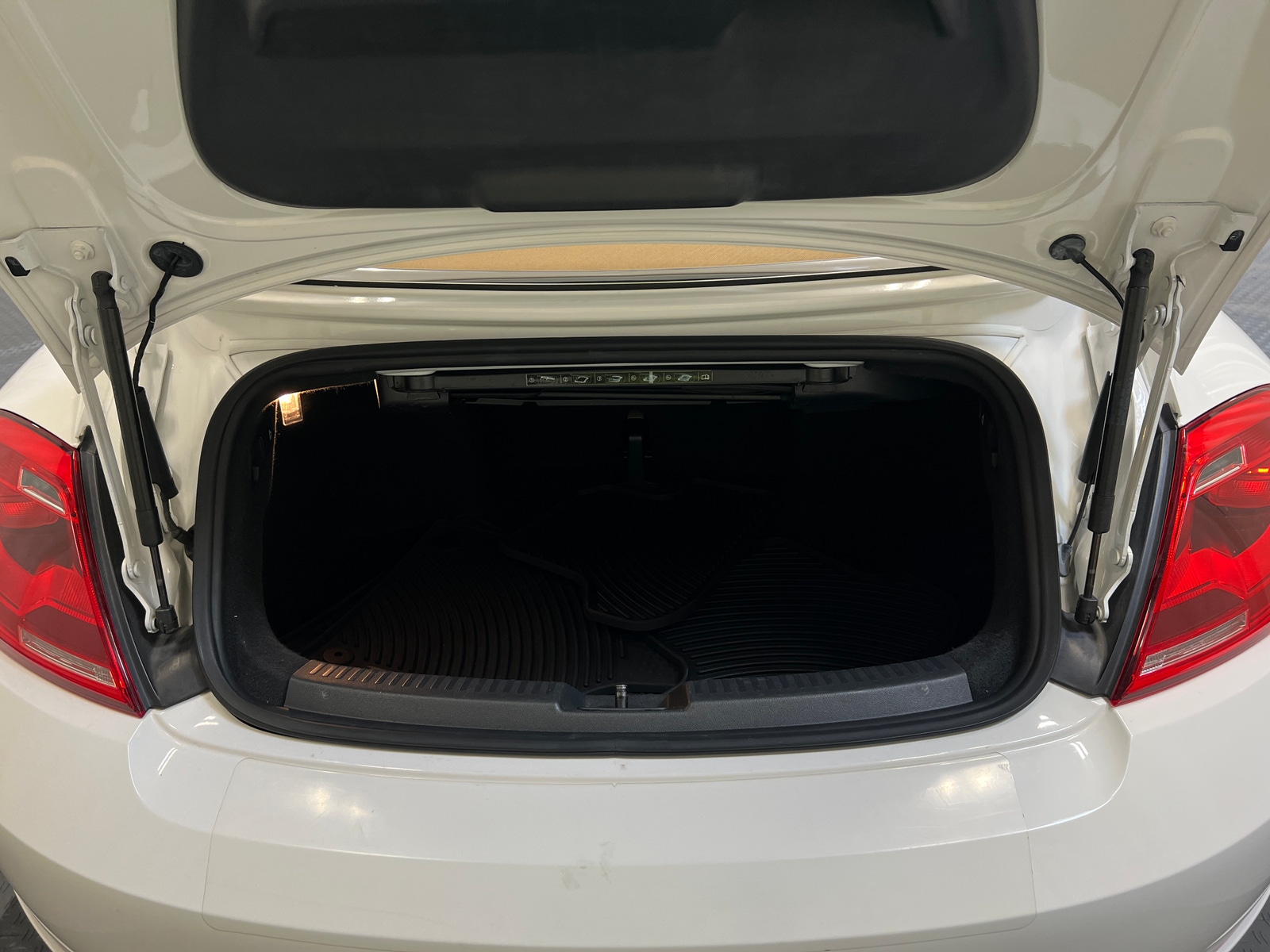 Thumbnail: 2014 Volkswagen Beetle - 6