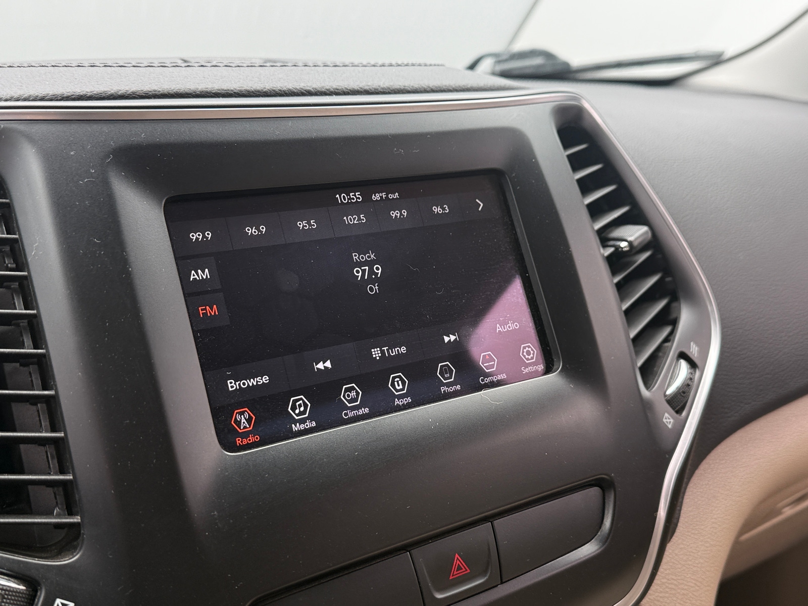 Thumbnail: 2019 Jeep Cherokee - 4