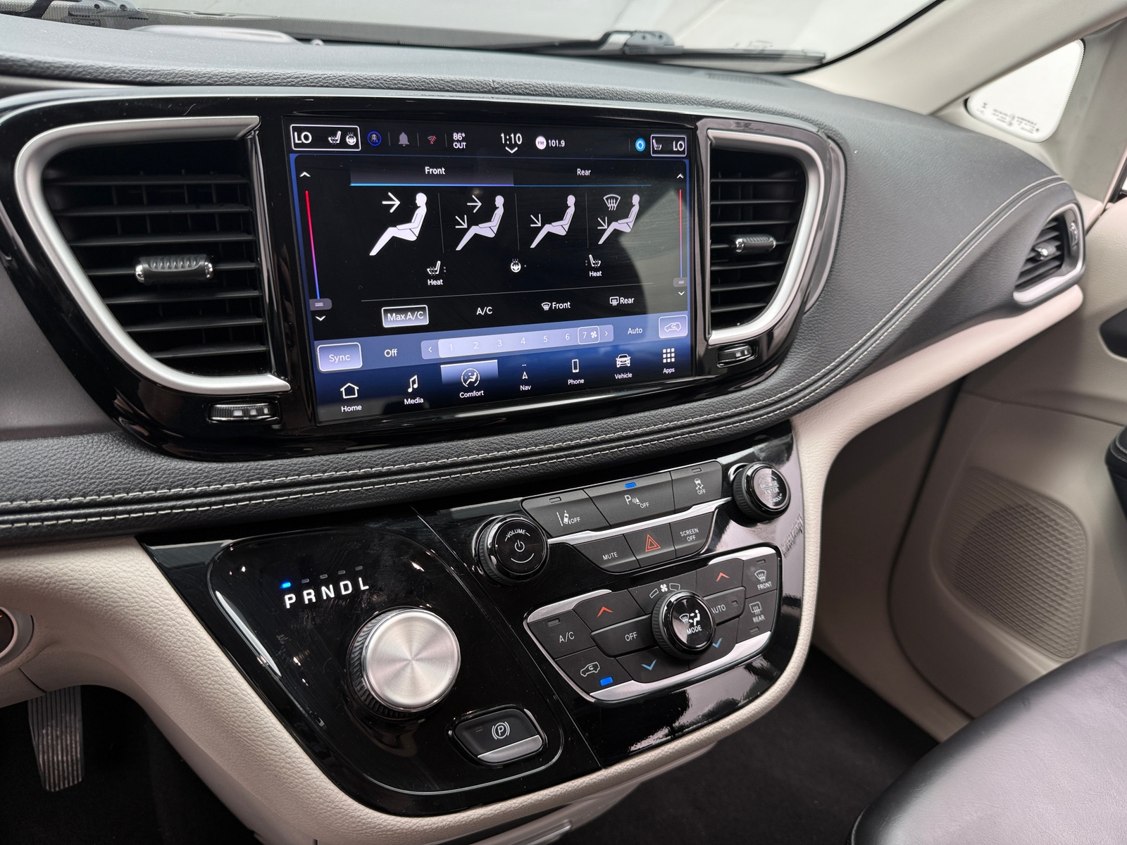 Thumbnail: 2024 Chrysler Pacifica - 3