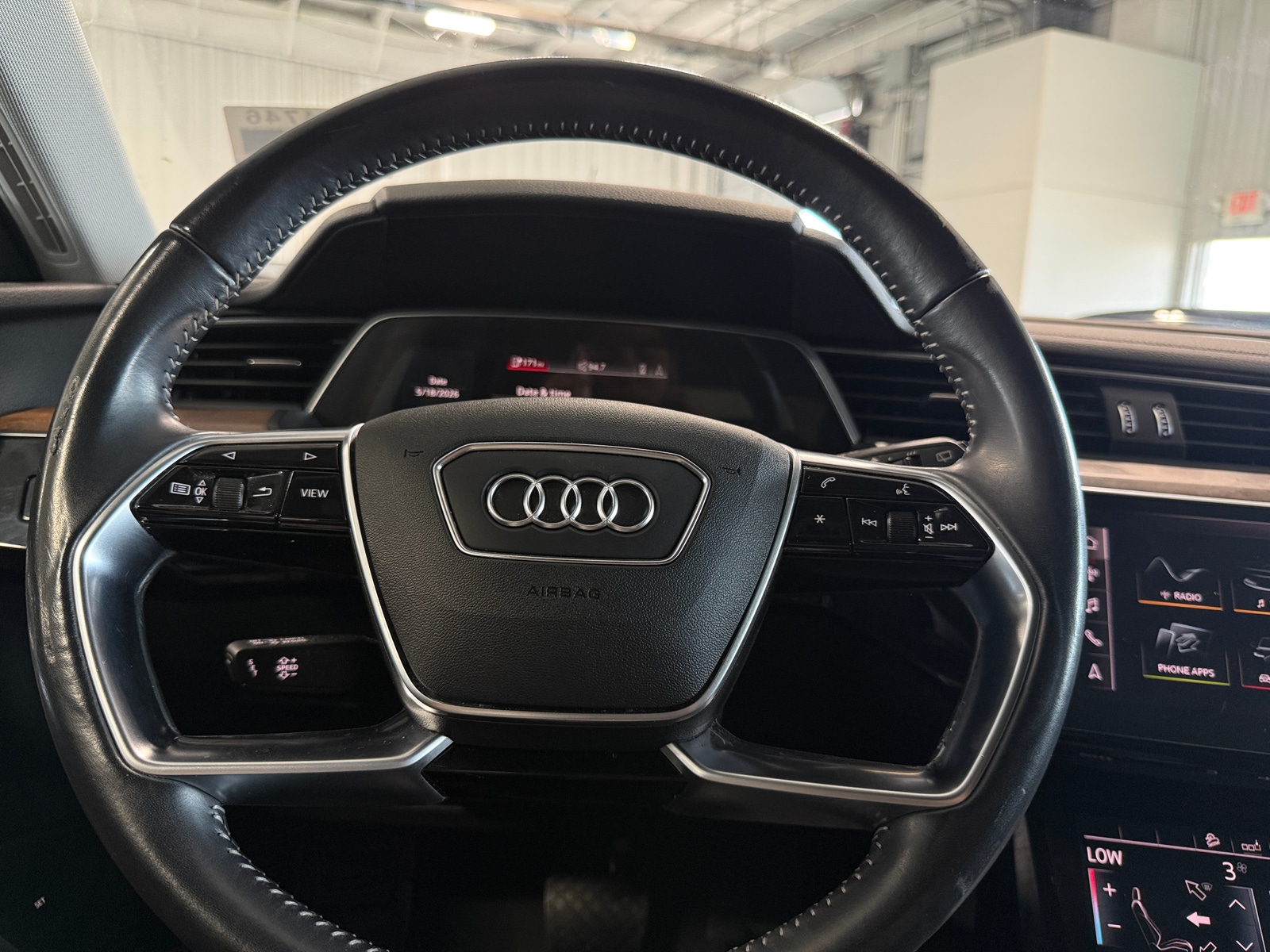 Thumbnail: 2019 Audi e-tron - 4