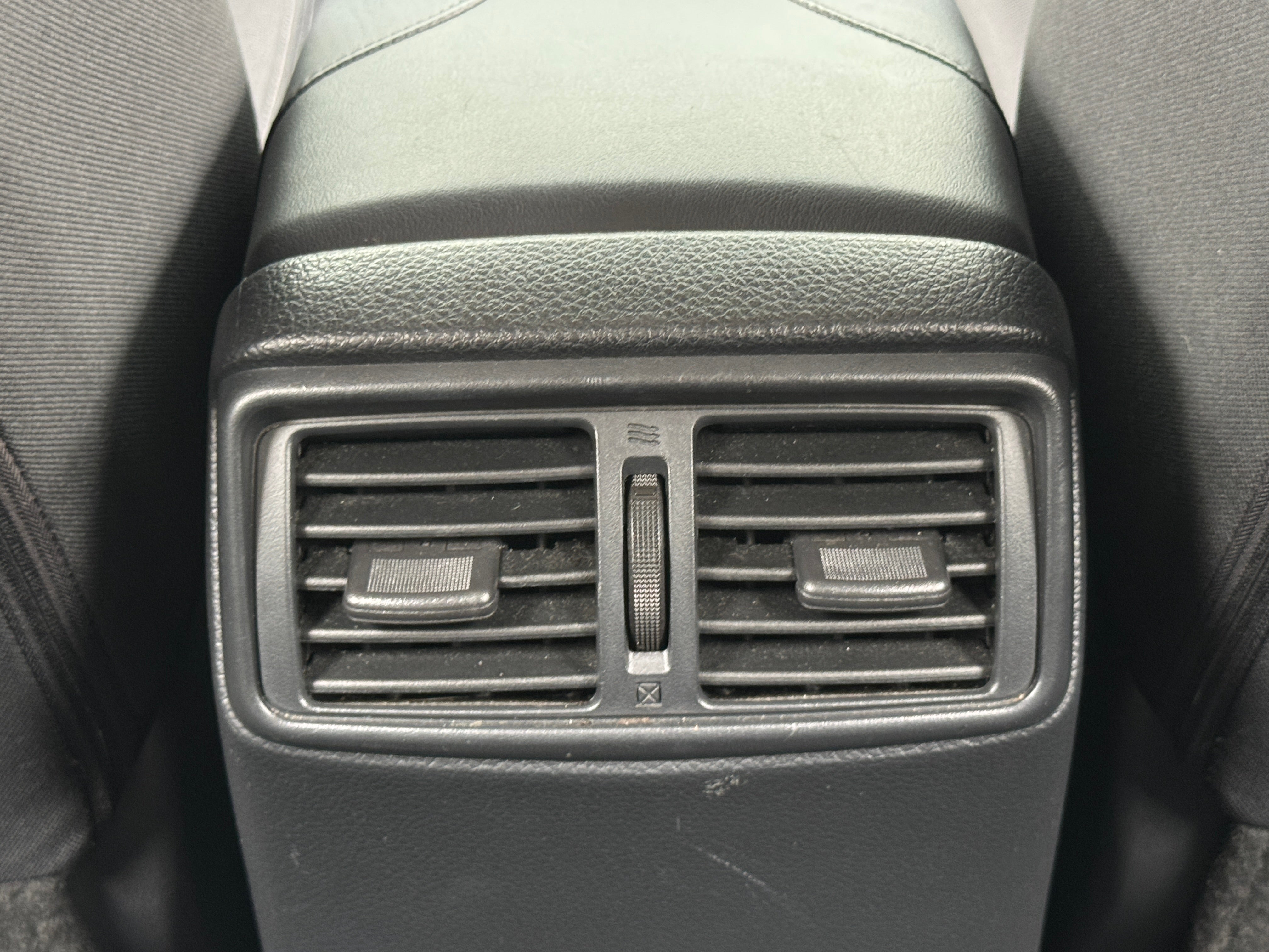 2019 Nissan Rogue SV - Photo 2