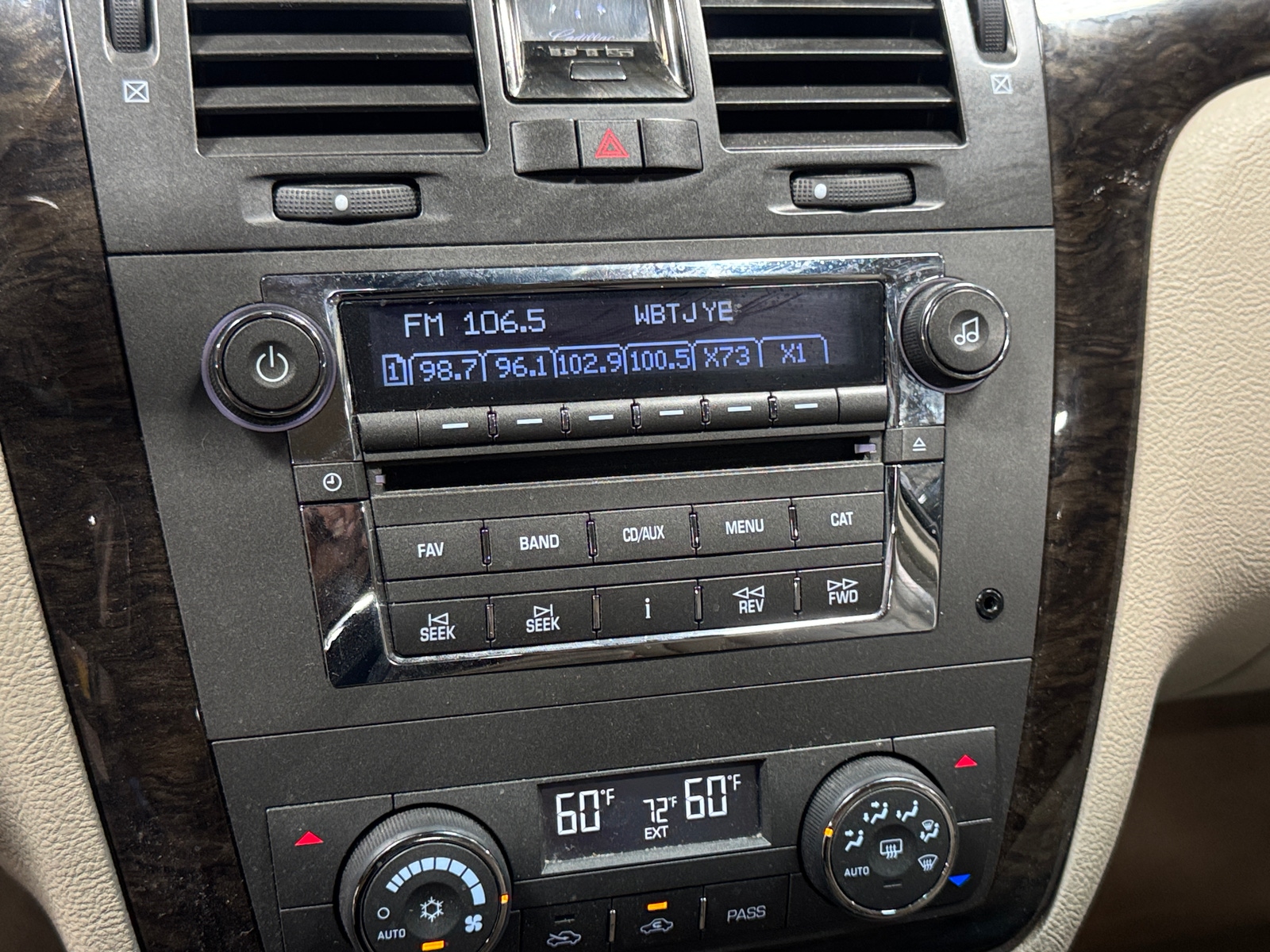 Thumbnail: 2011 Cadillac DTS - 3