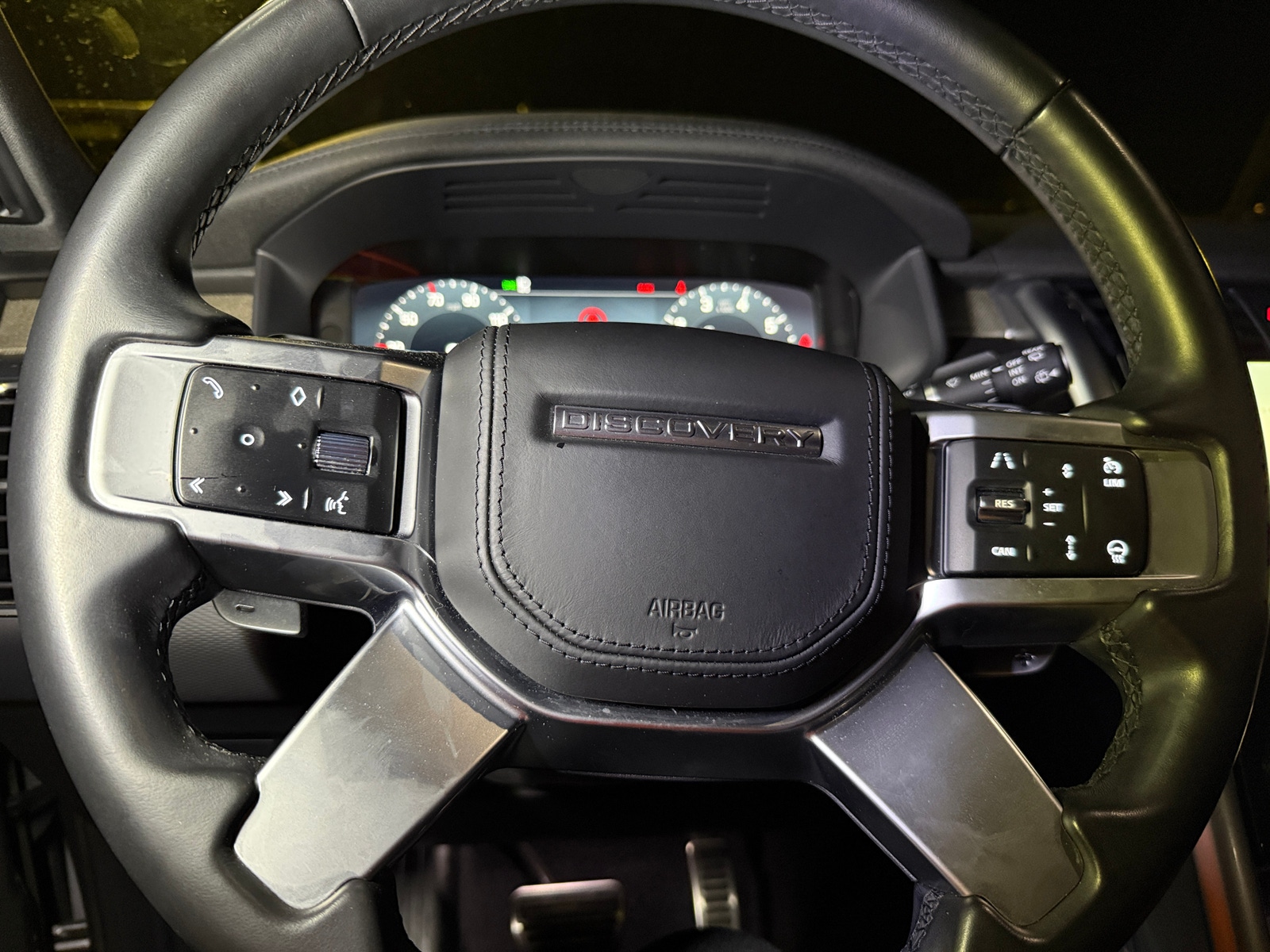 Thumbnail: 2023 Land Rover Discovery - 4