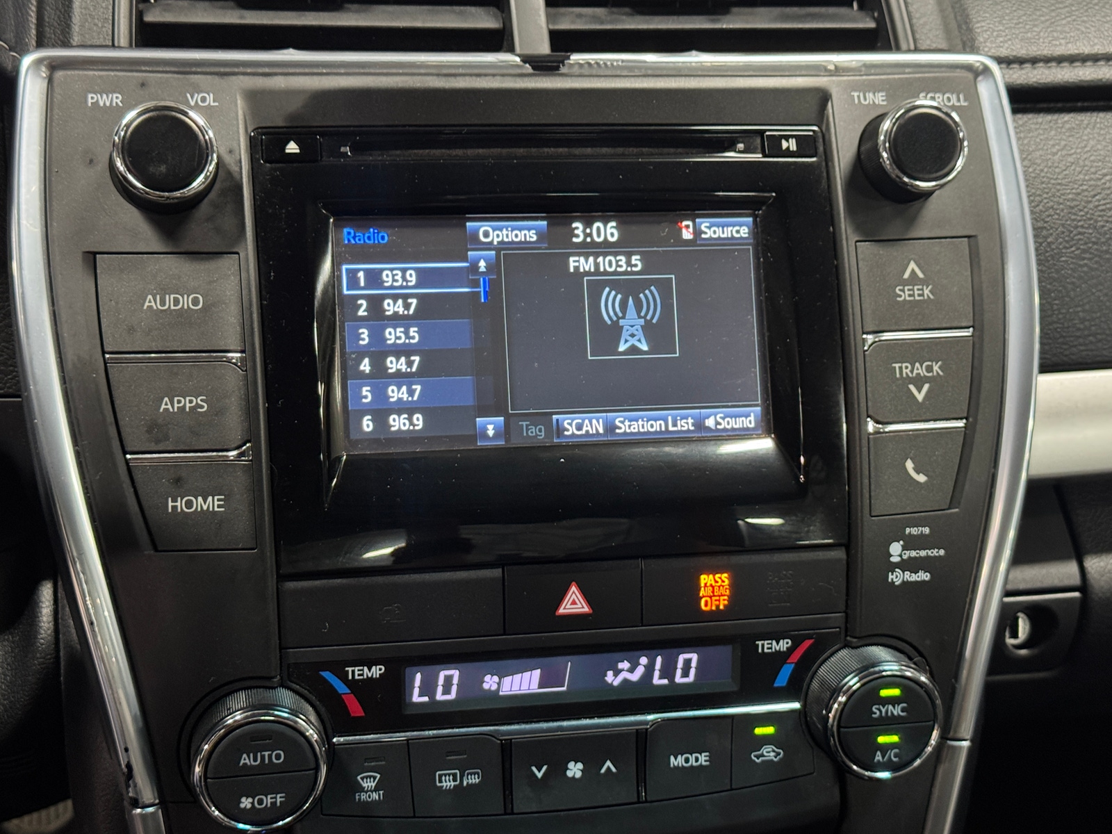 Thumbnail: 2015 Toyota Camry - 4