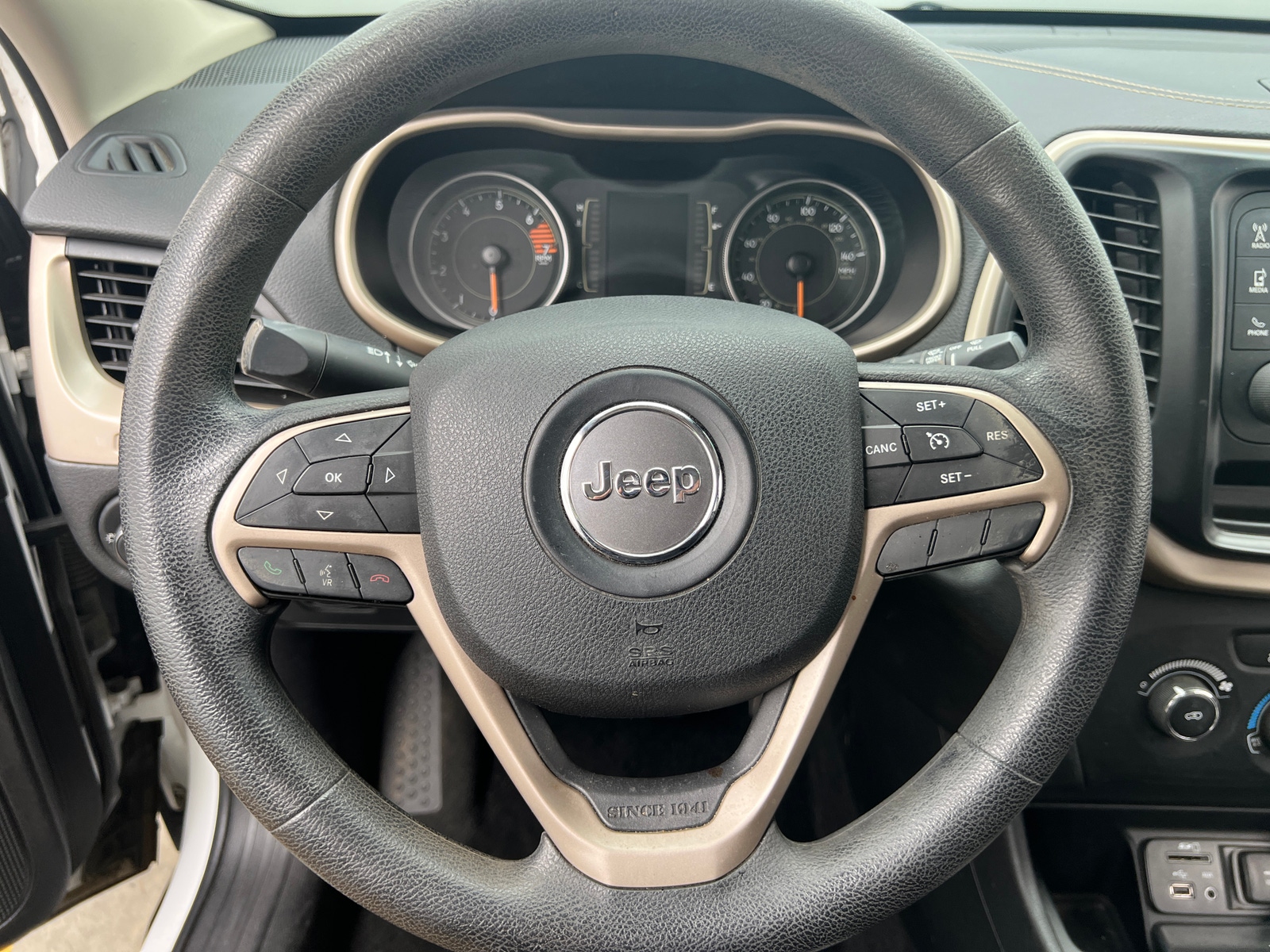Thumbnail: 2016 Jeep Cherokee - 5