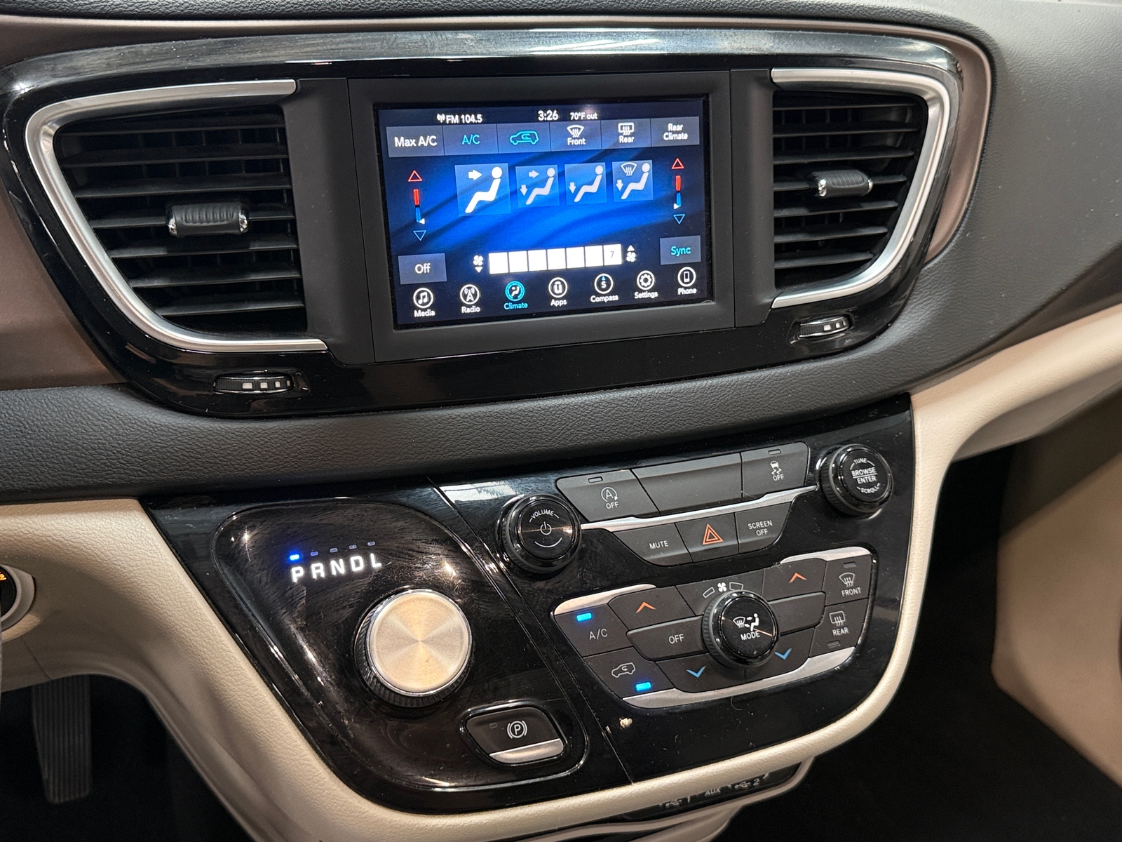 Thumbnail: 2021 Chrysler Voyager - 3