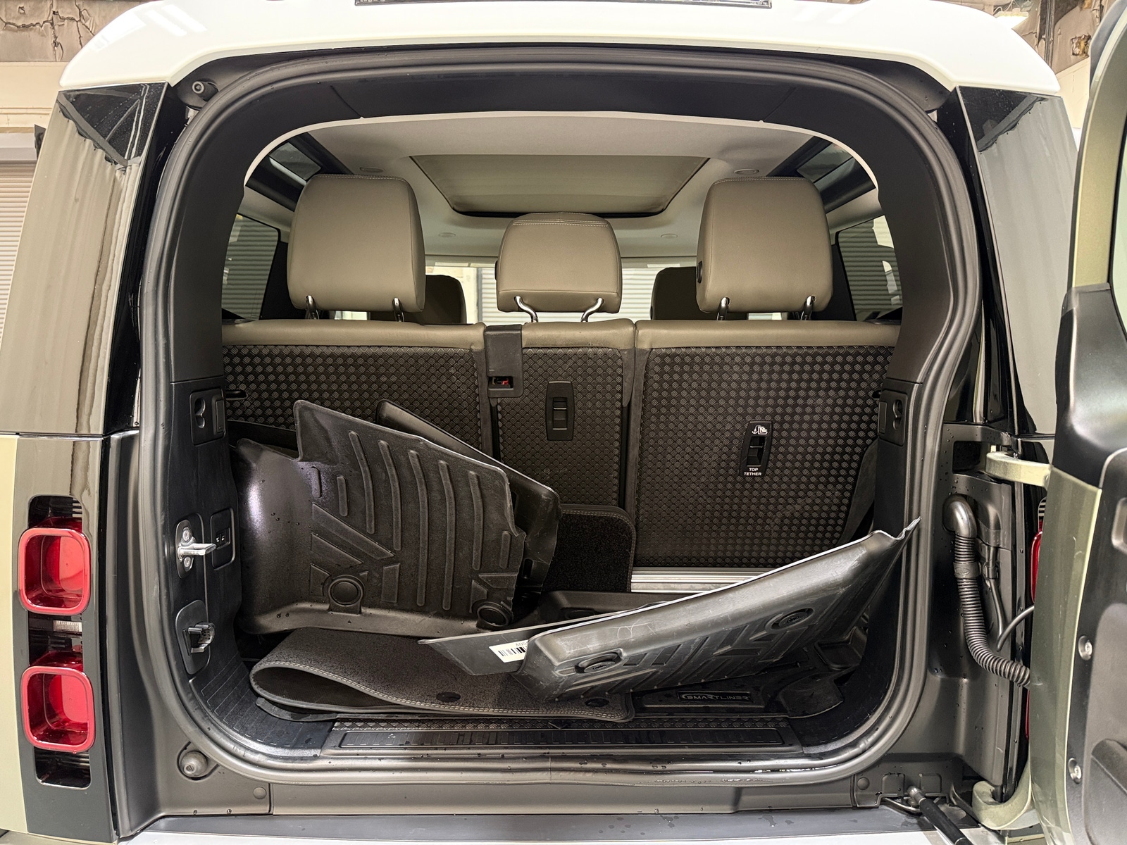 Thumbnail: 2021 Land Rover Defender - 6