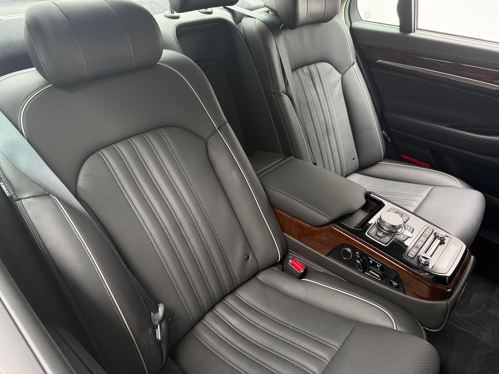 Thumbnail: 2017 Genesis G90 - 5