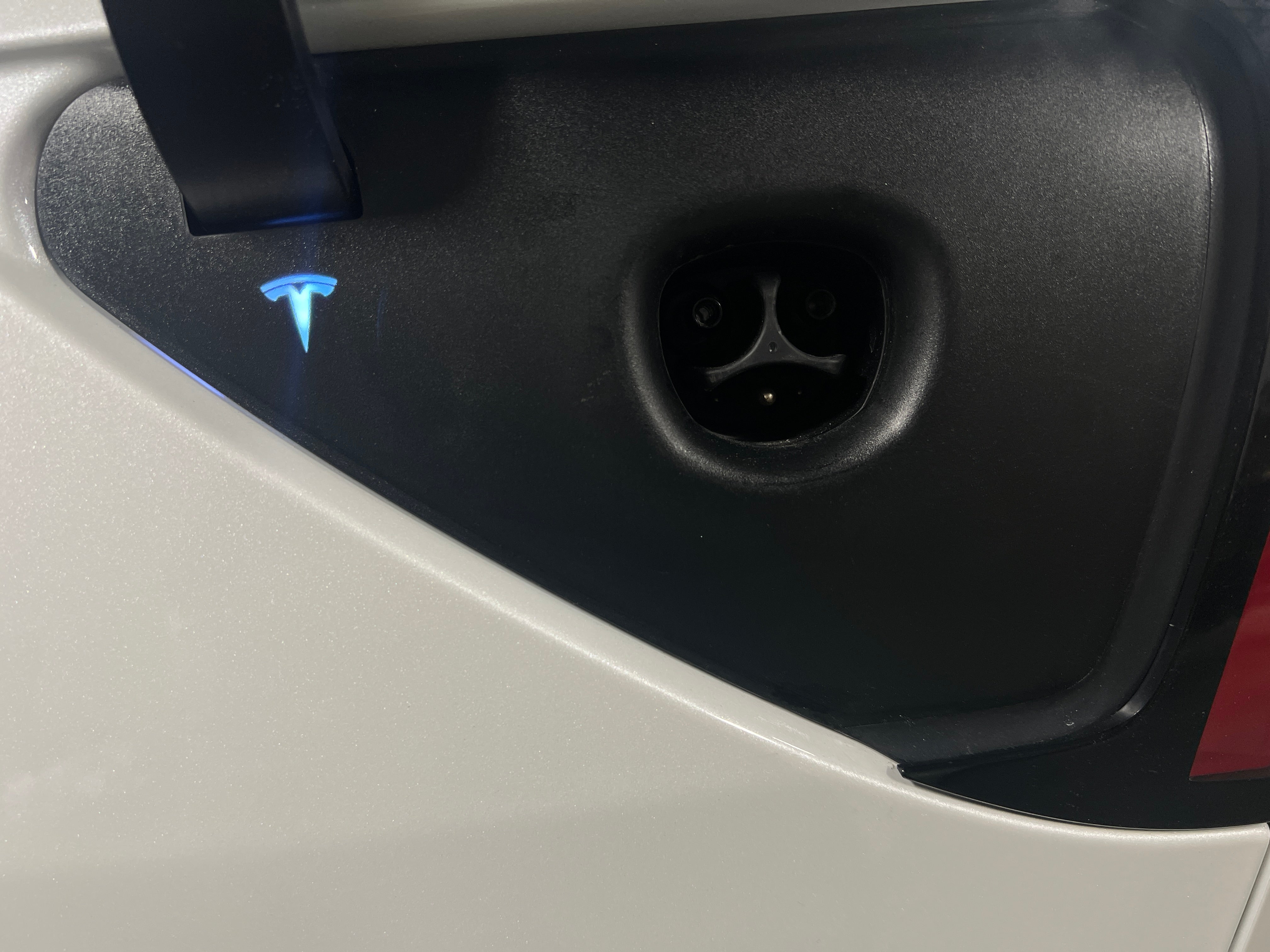 Used 2023 Tesla Model Y Long Range with VIN 7SAYGDEE9PF828752 for sale in Oak Creek, WI