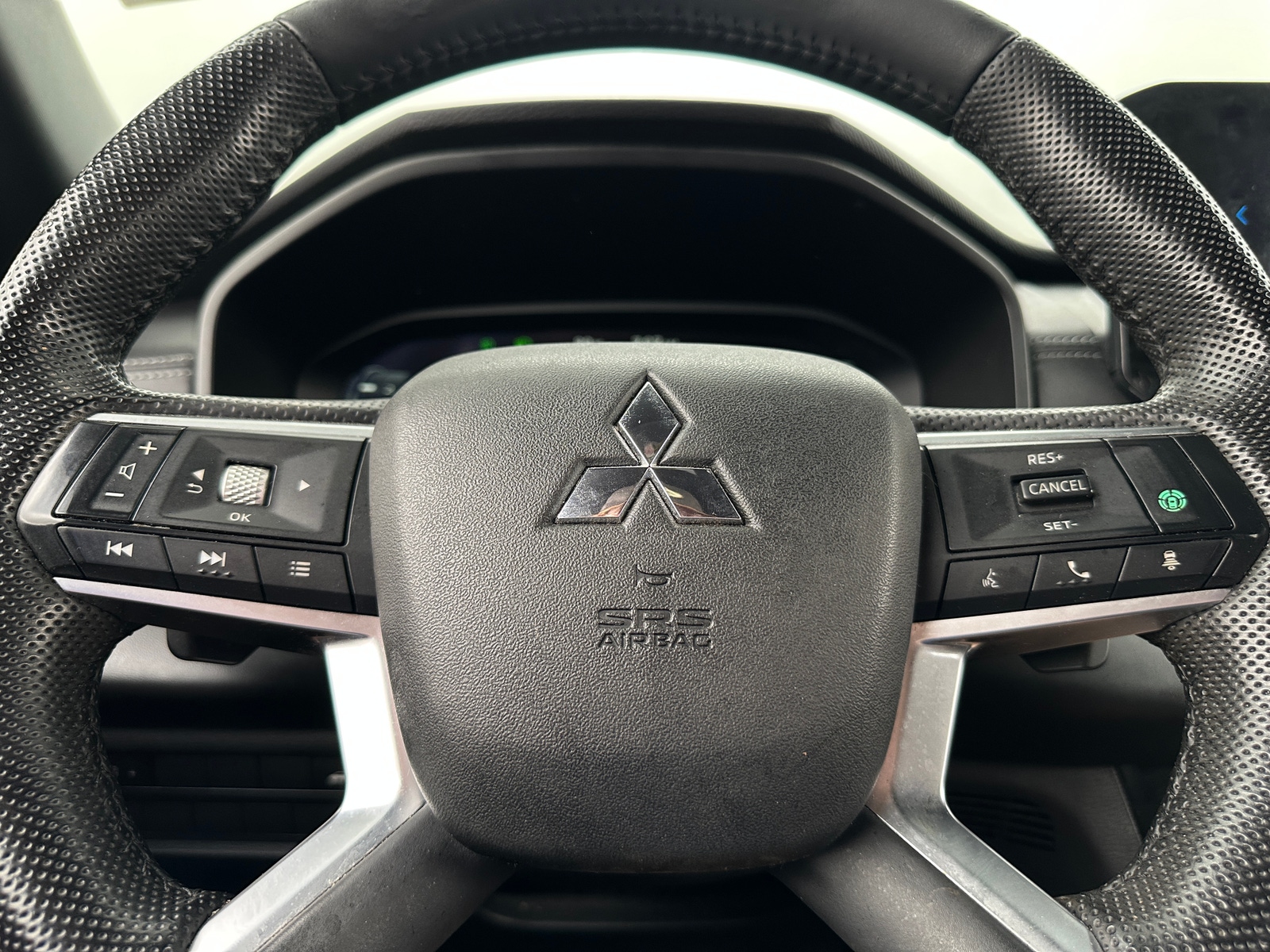 Thumbnail: 2023 Mitsubishi Outlander - 4