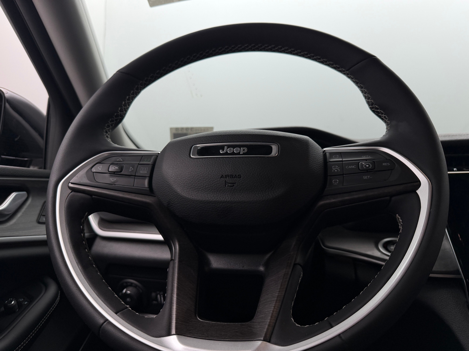 Thumbnail: 2023 Jeep Grand Cherokee L - 4