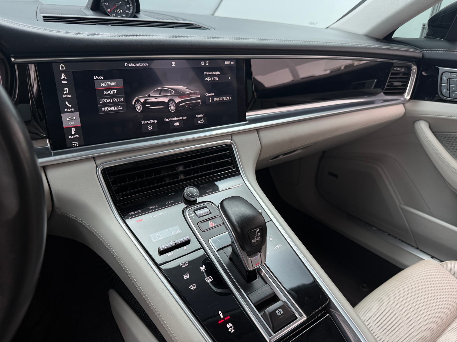 Thumbnail: 2018 Porsche Panamera - 3