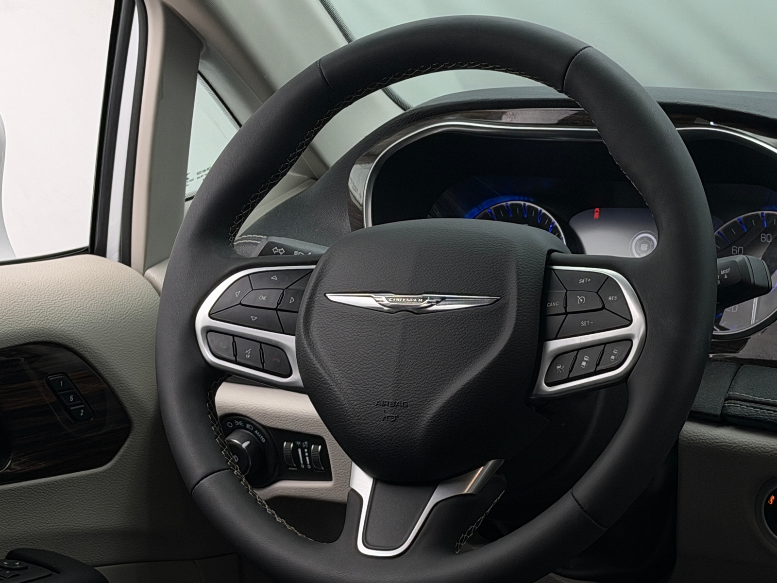 Thumbnail: 2022 Chrysler Pacifica - 4