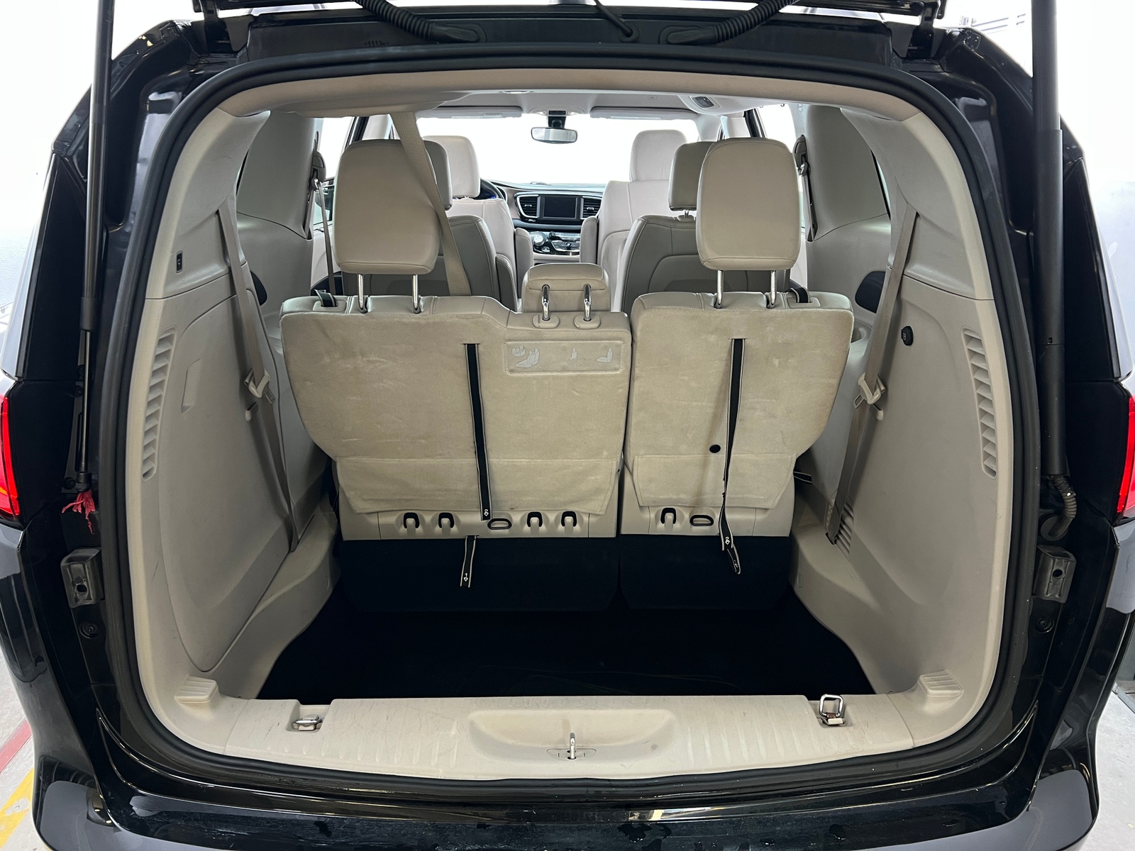 Thumbnail: 2021 Chrysler Voyager - 6