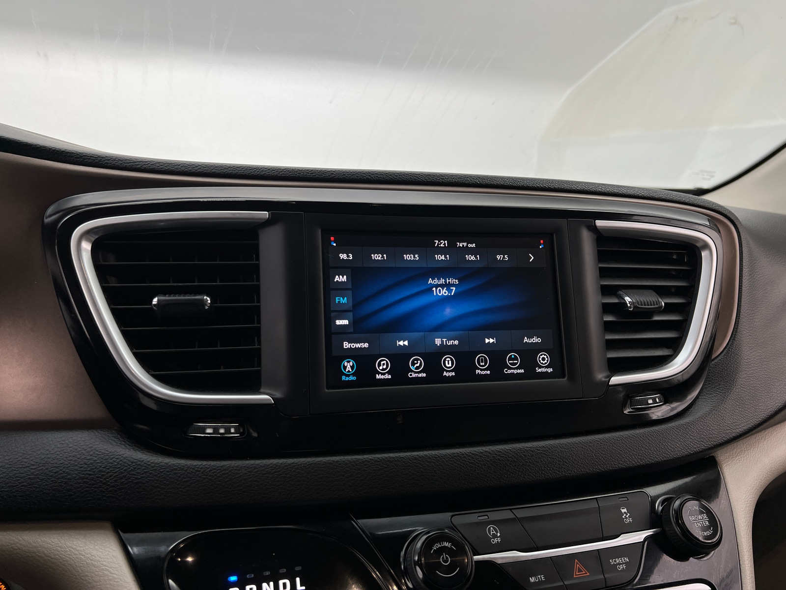 Thumbnail: 2021 Chrysler Voyager - 3