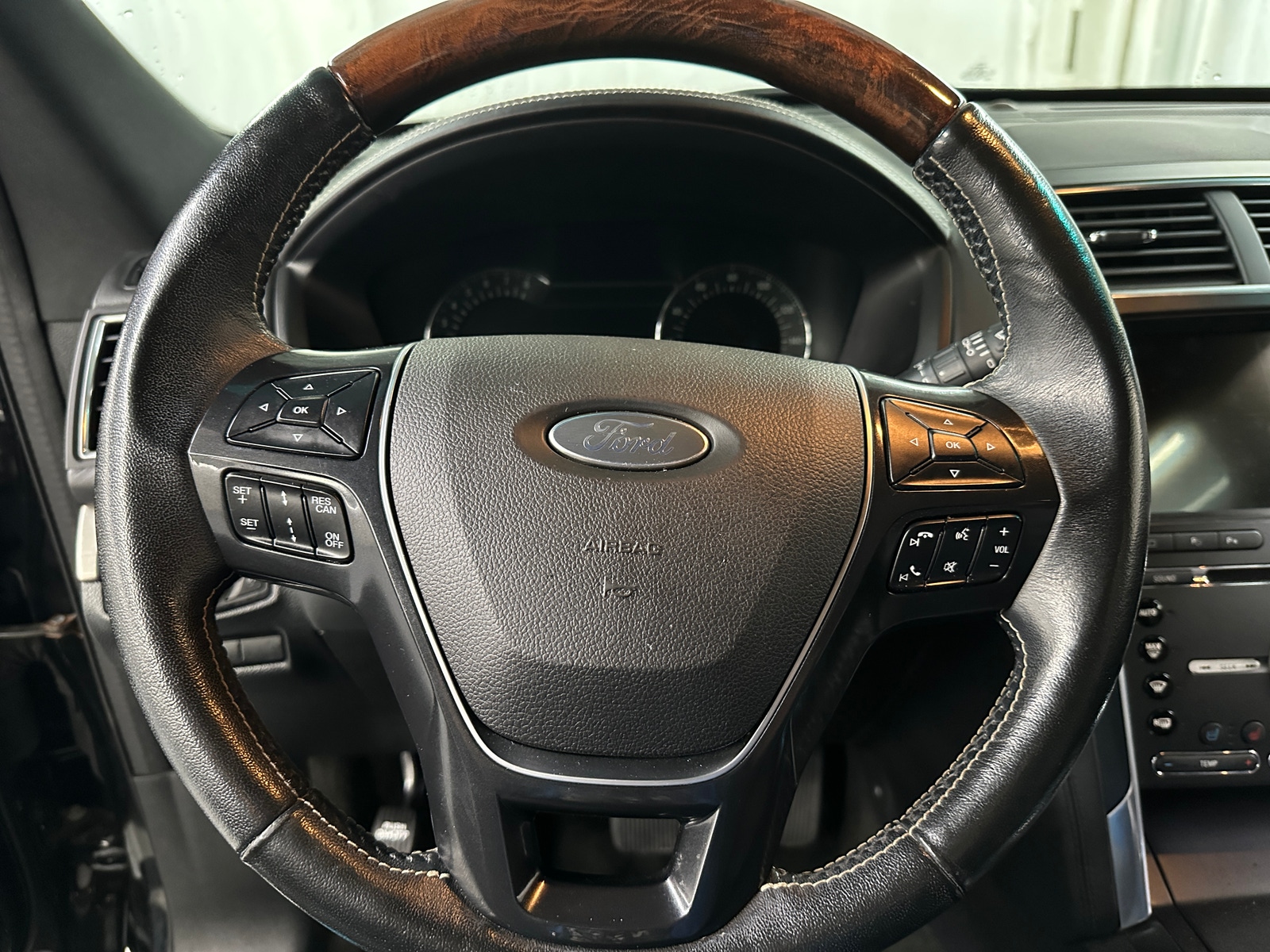 Thumbnail: 2017 Ford Explorer - 4
